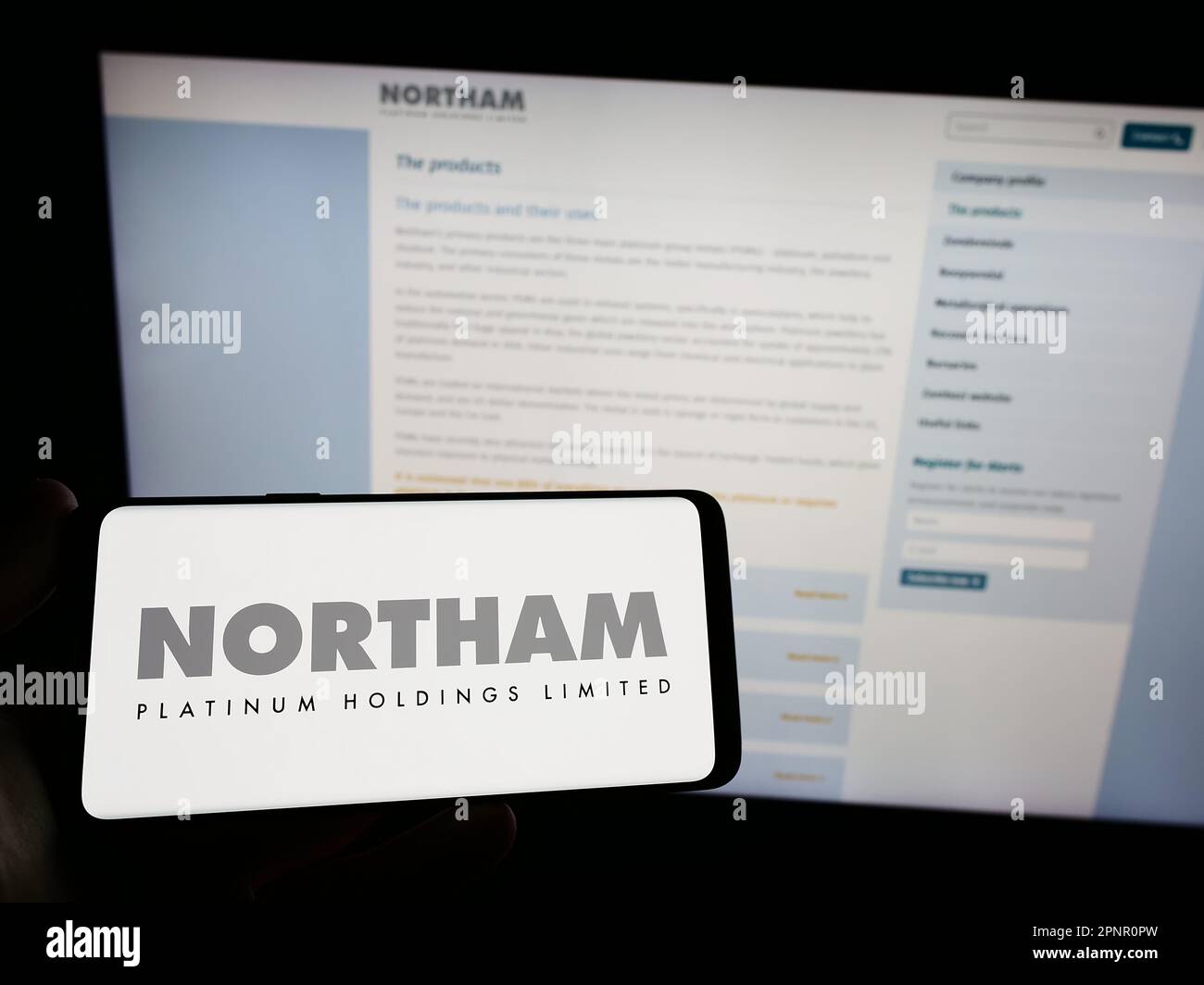 Persona che detiene uno smartphone con il logo della società Northam Platinum Holdings Limited sullo schermo di fronte al sito Web. Messa a fuoco sul display del telefono. Foto Stock