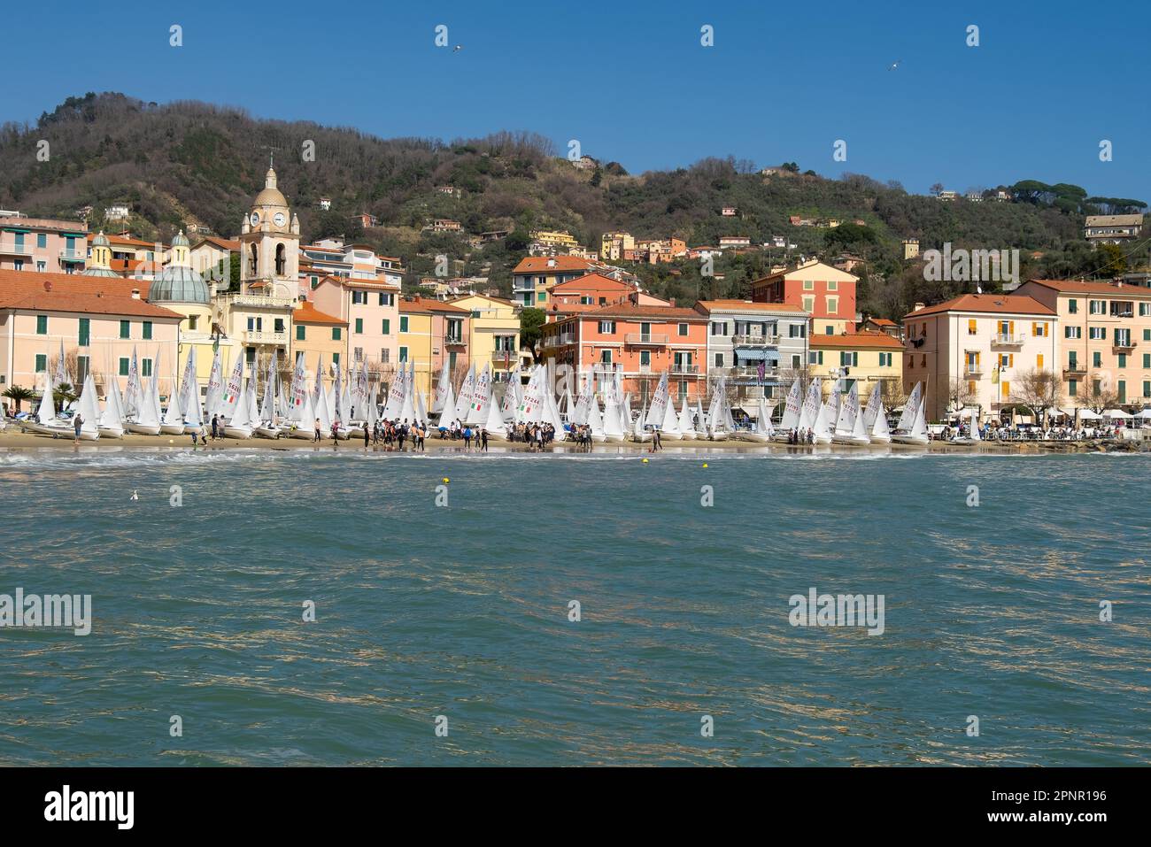 Barche a vela sulla spiaggia prima della regata, San Terenzo, Lerici, la Spezia, Liguria, Italia Foto Stock