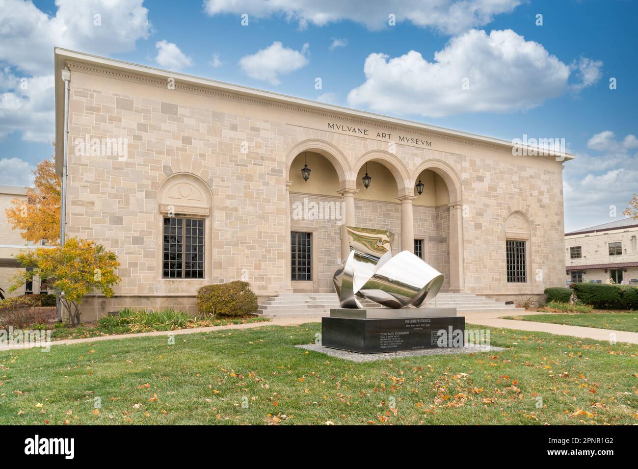 TOPEKA, KS, USA – 3 NOVEMBRE 2022: Mulvane Art Museum e Interdependece Sculpture nel campus della Washburn University. Foto Stock