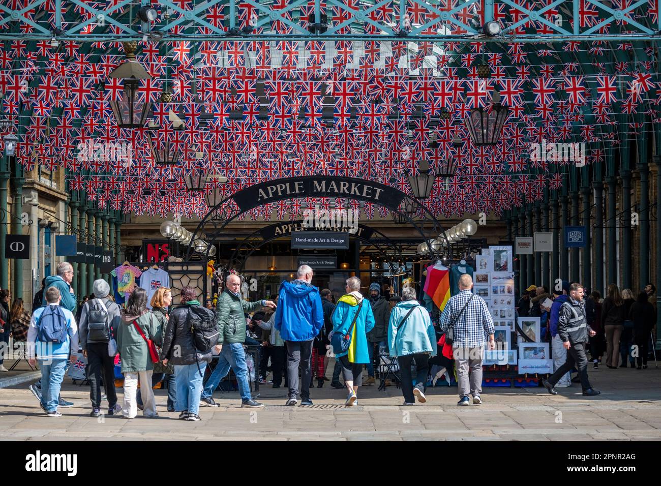 Londra, Regno Unito. 20 aprile 2023. Le bandiere dell'Unione sono state installate in alto a Covent Garden prima dell'incoronazione del re Carlo III il 6 maggio. Credit: Stephen Chung / Alamy Live News Foto Stock