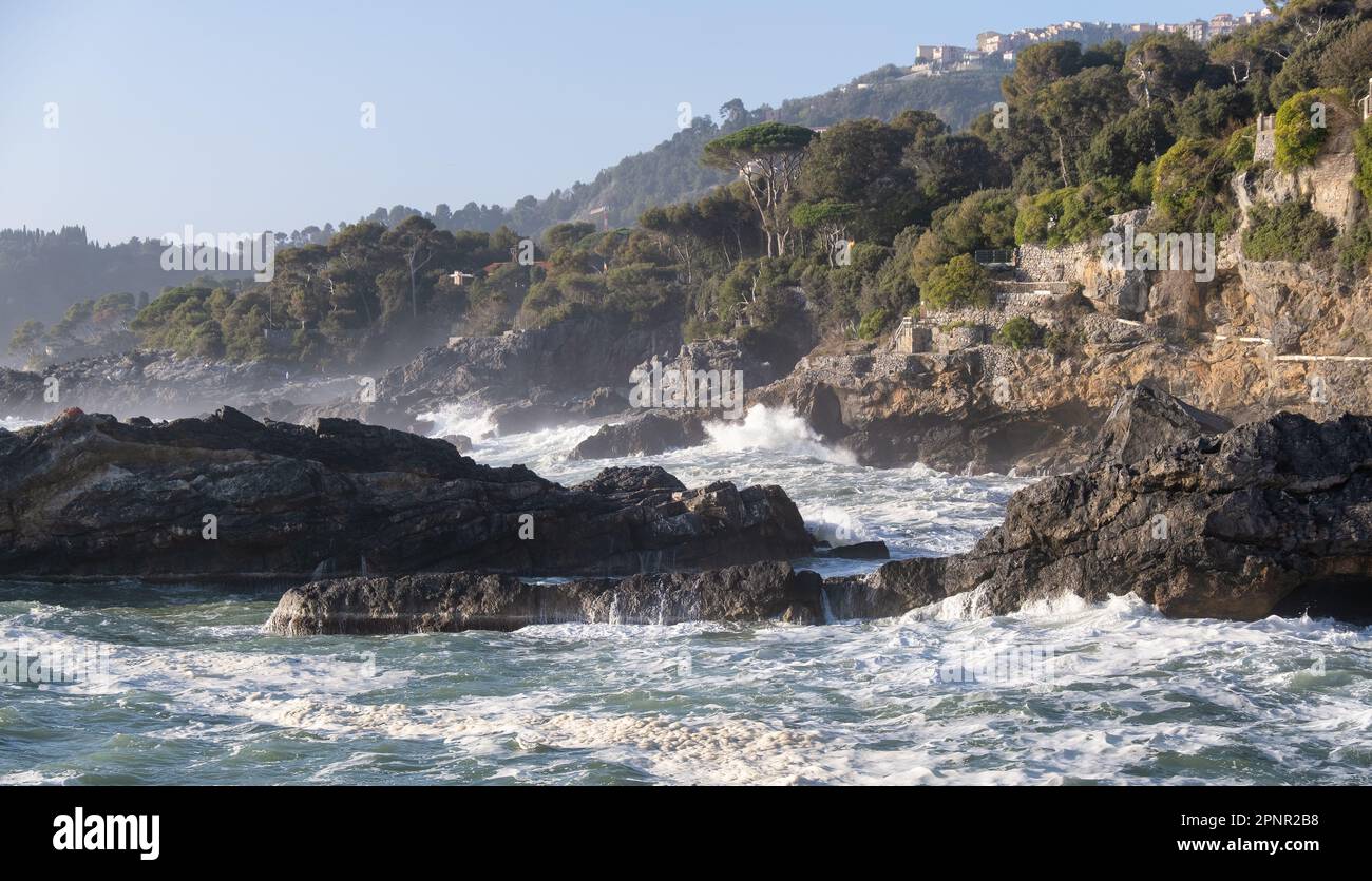 Onde che si infrangono sulla costa rocciosa, Lerici, la Spezia, Liguria, Italia Foto Stock