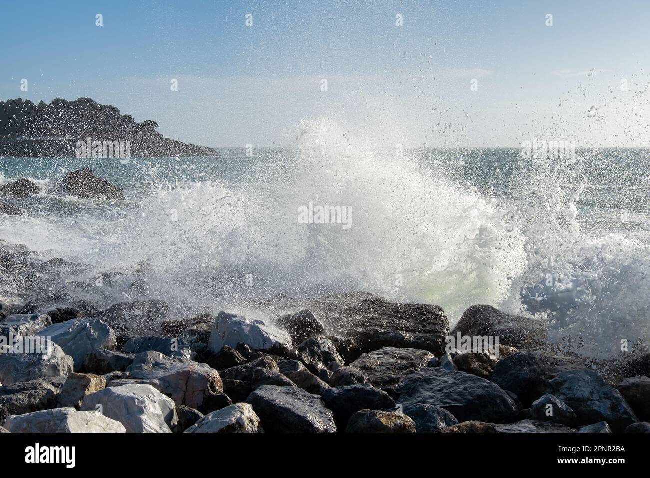Onde che si infrangono contro le rocce sulla spiaggia di Golfo dei Poeti, Lerici, la Spezia, Liguria, Italia Foto Stock