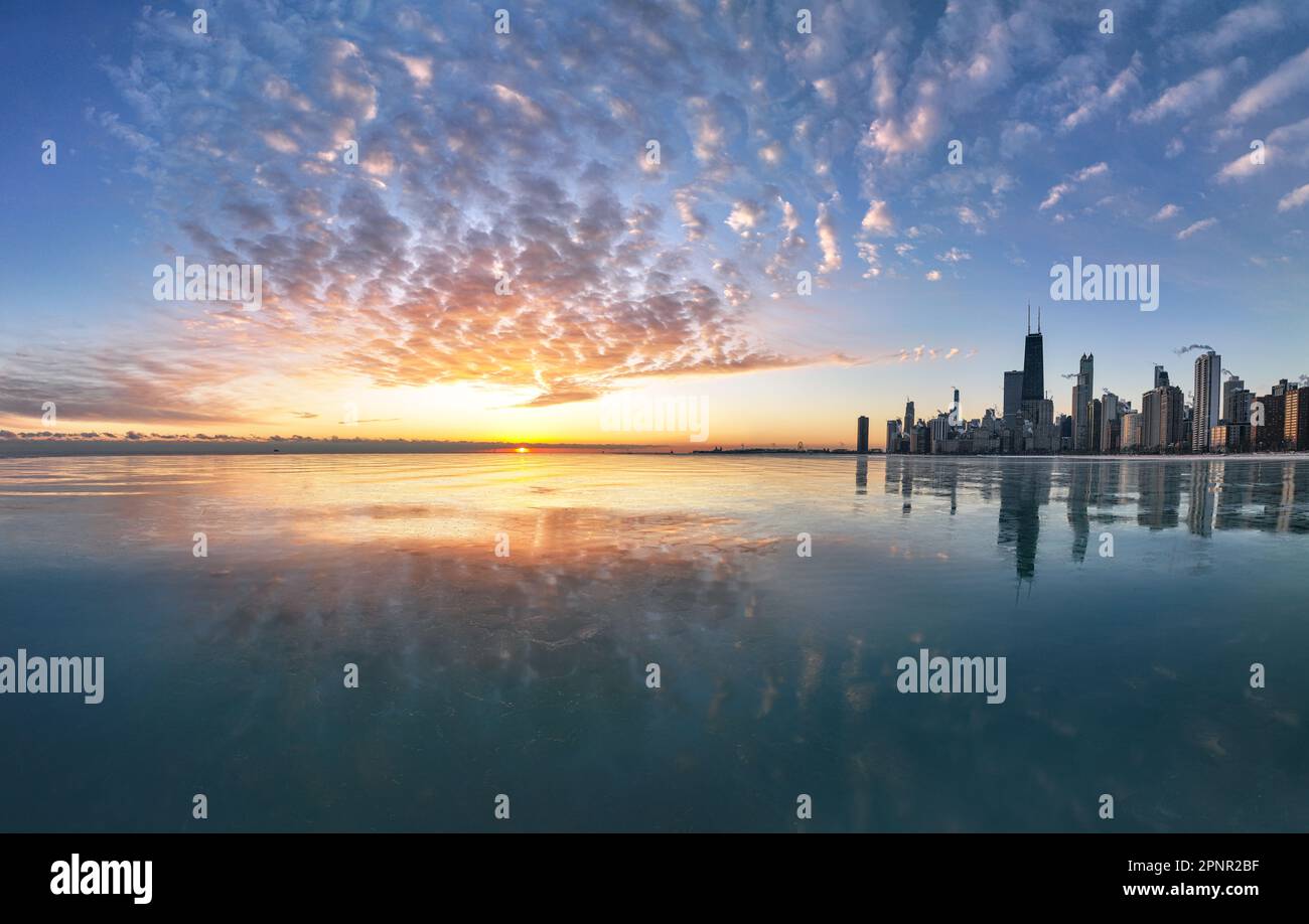 Riflessi dello skyline della città sul lago Michigan all'alba da North Avenue Beach, Chicago, Illinois, USA Foto Stock