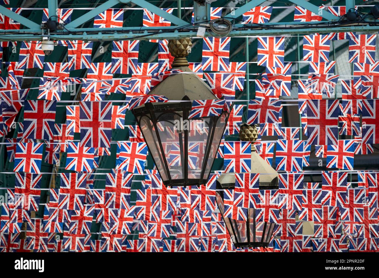 Londra, Regno Unito. 20 aprile 2023. Le bandiere dell'Unione sono state installate in alto a Covent Garden prima dell'incoronazione del re Carlo III il 6 maggio. Credit: Stephen Chung / Alamy Live News Foto Stock