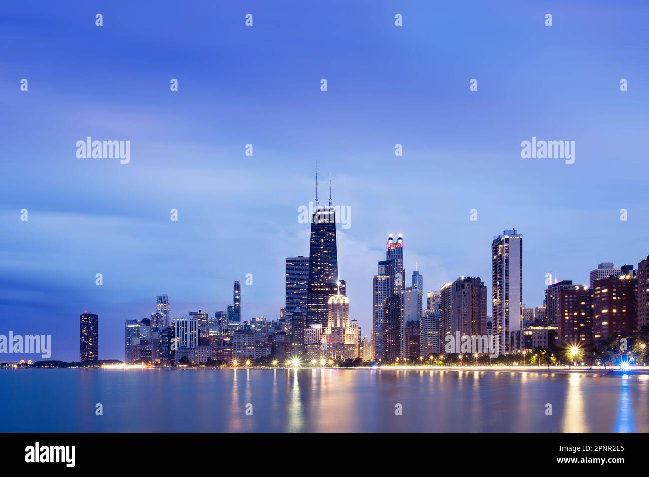 Vista sullo skyline della città e sul lago Michigan da North Avenue Beach, Chicago, Illinois, USA Foto Stock
