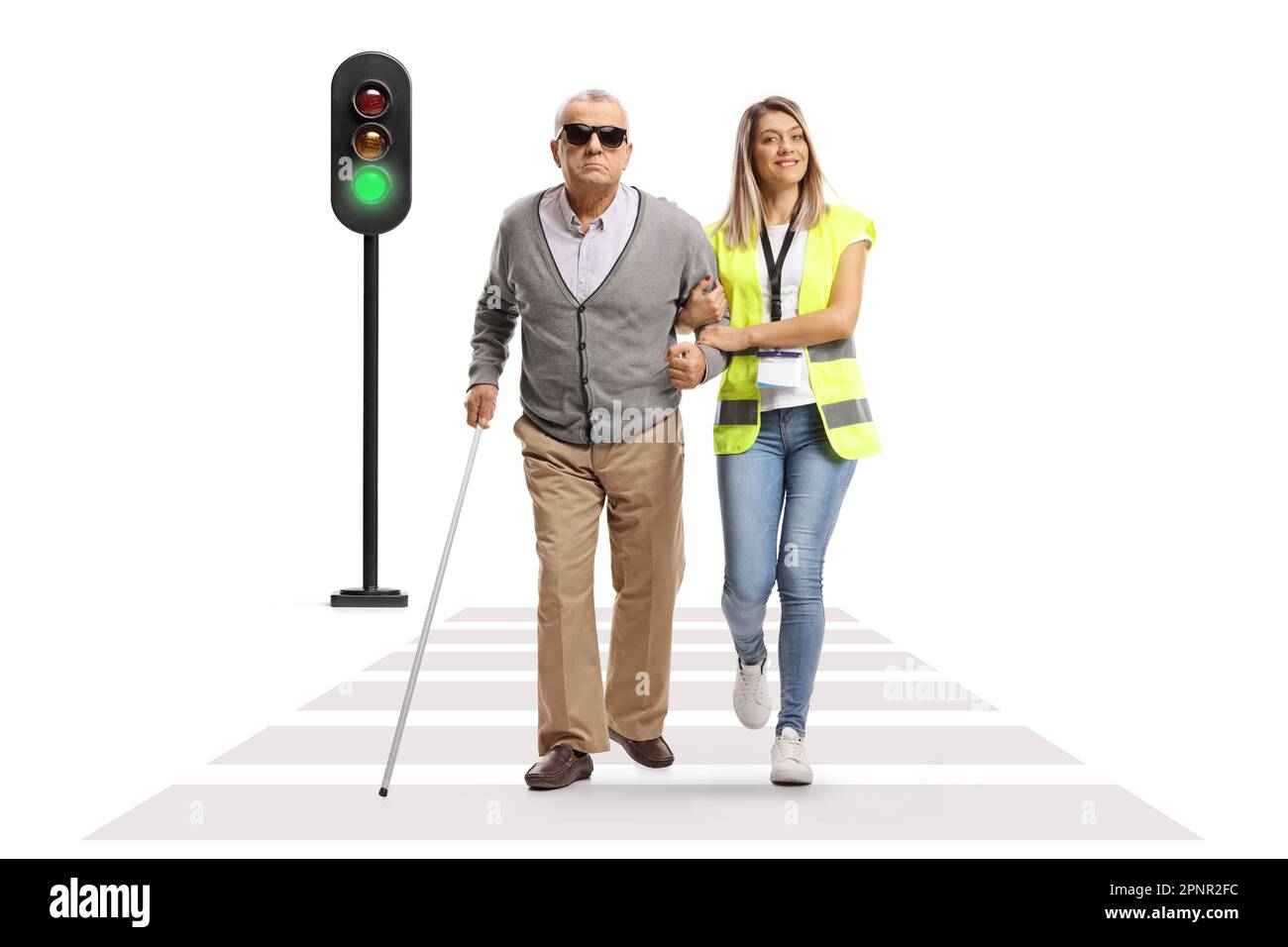Operatrice di comunità femminile che aiuta un uomo anziano cieco che attraversa la strada isolata su sfondo bianco Foto Stock