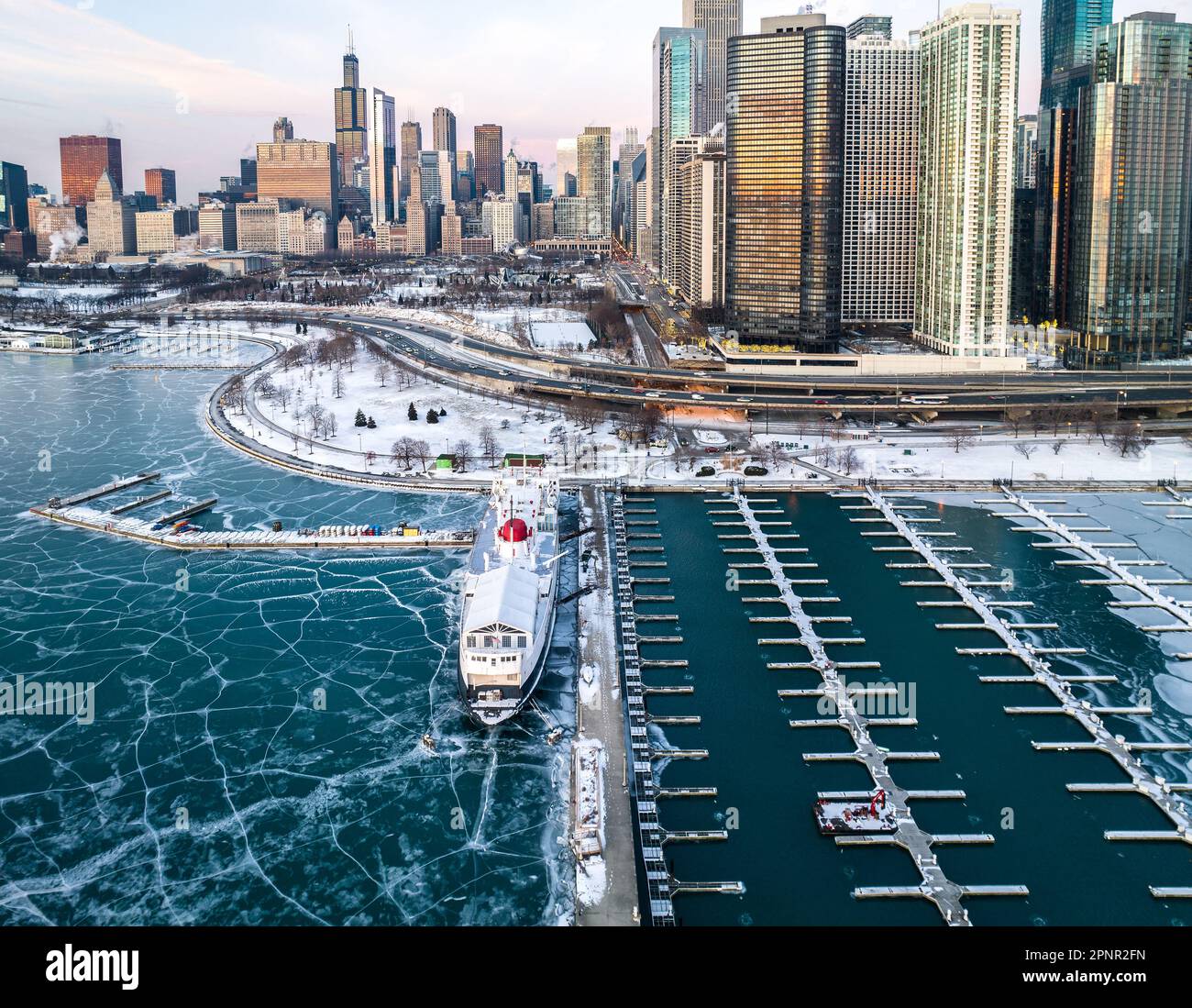 Vista aerea invernale del porto di DuSable e dello skyline della città a Sunrise, Chicago, Illinois, USA Foto Stock