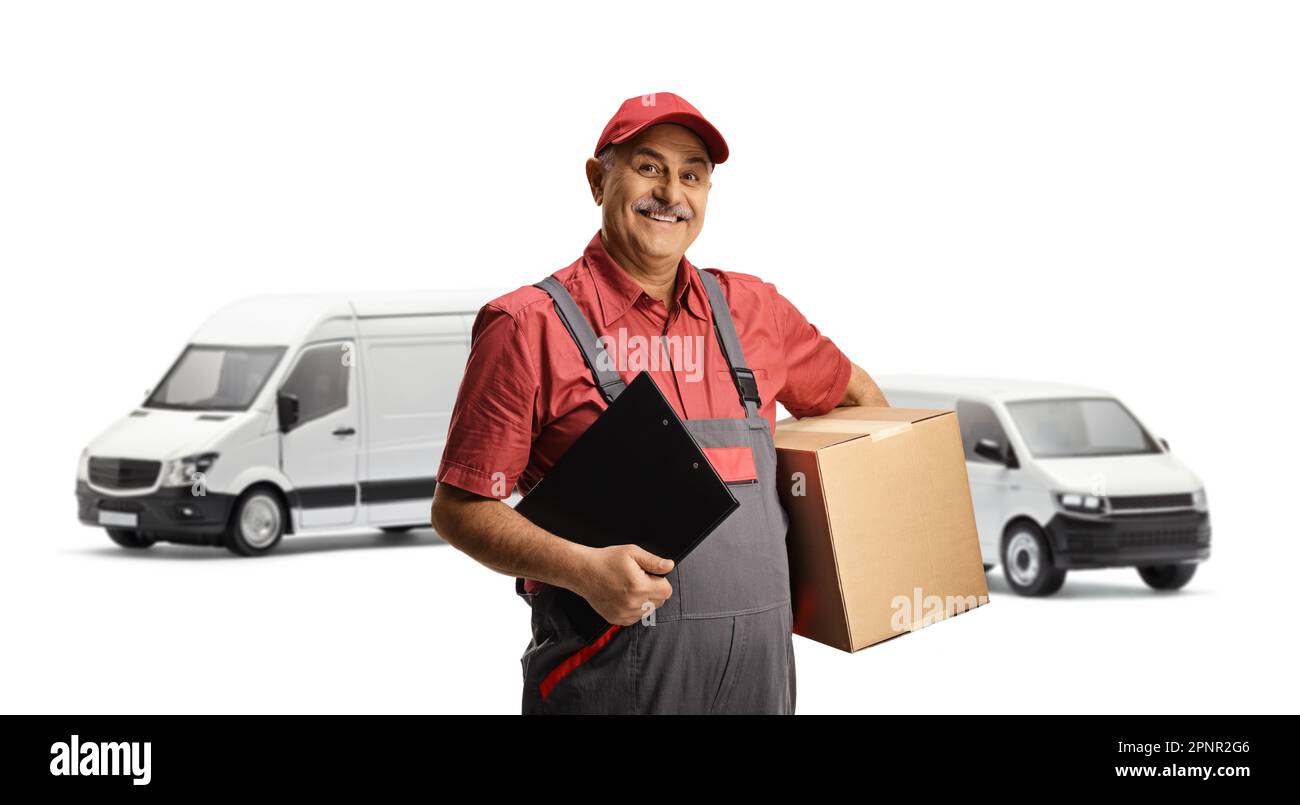 Addetto alla consegna con furgone in possesso di una scatola di cartone e di una clipboard isolata su sfondo bianco Foto Stock