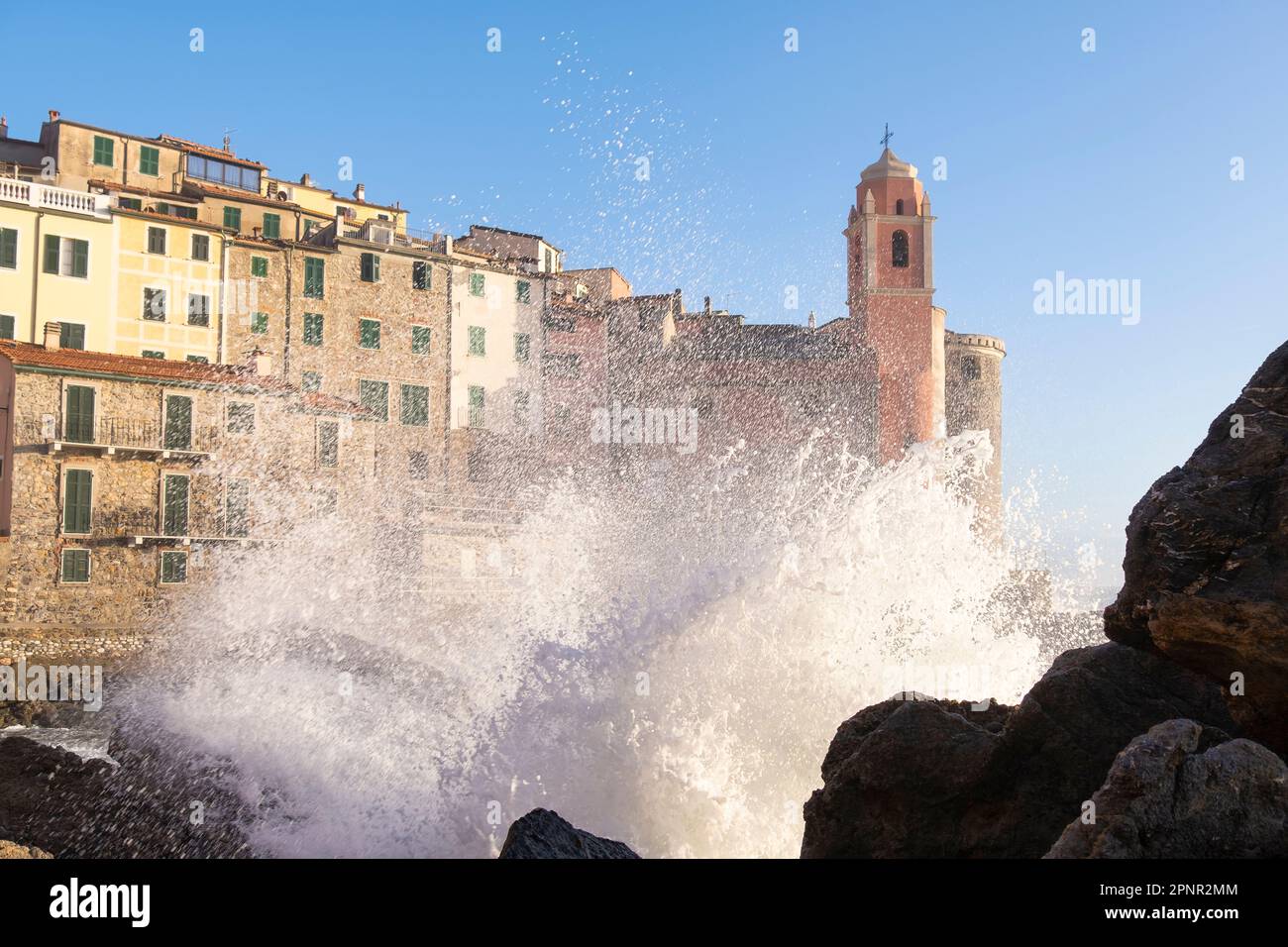 Onde che si infrangono sul lungomare del villaggio costiero di Tellaro vicino a Lerici, Golfo della Spezia, (Golfo dei Poeti), Liguria, Italia Foto Stock