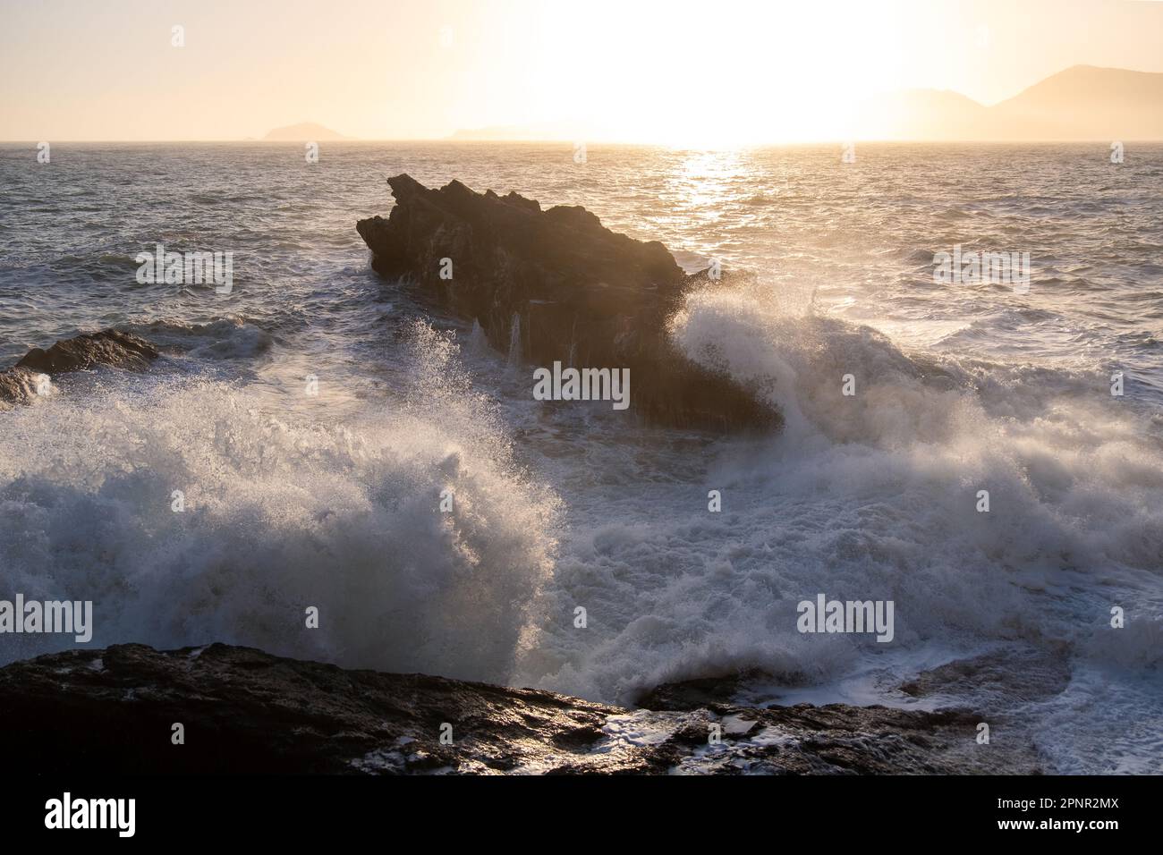 Onde che si schiantano contro rocce costiere, Lerici, Liguria, Italia Foto Stock