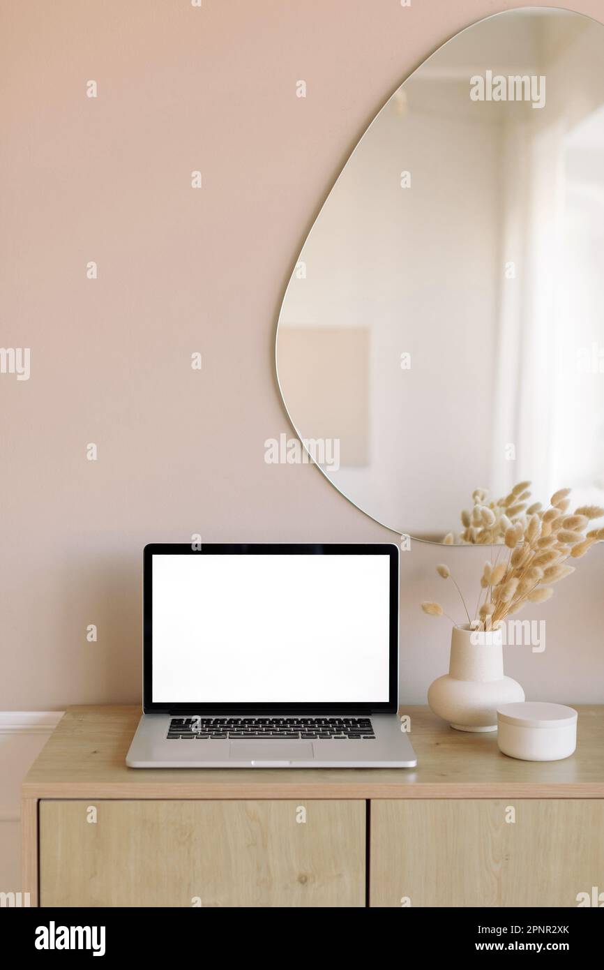 Aprire un computer portatile con uno schermo vuoto su una sponda laterale in un soggiorno Foto Stock