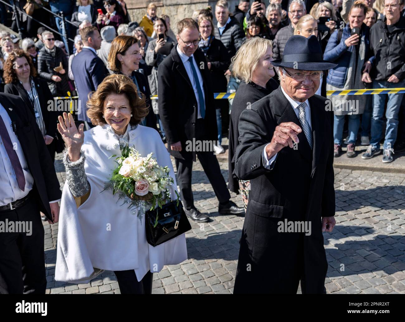 KARLSKRONA, Svezia. 20/04/2023, . Densa fila di spettatori mentre la coppia reale camminava dal Parco dell'Ammiragliato alla chiesa di Fredrik a Karlskrona. Il re Carlo XVI Gustaf e la regina Silvia visitarono Karlskrona giovedì in occasione della celebrazione dei 50 anni del re sul trono. Foto: Johan Nilsson/TT/Code 50090 Credit: TT News Agency/Alamy Live News Foto Stock