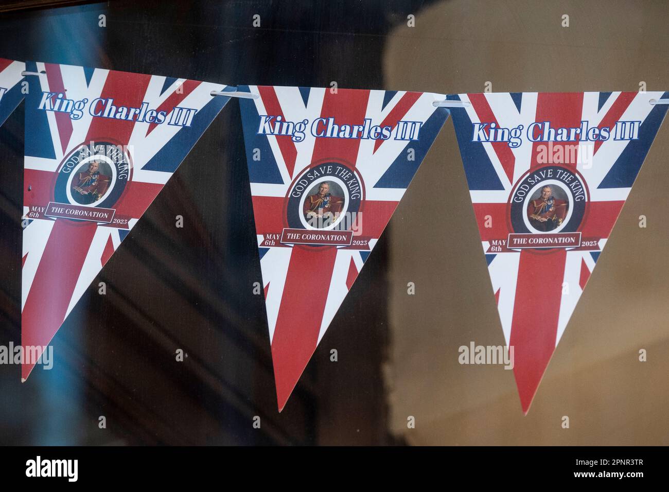 Londra, Regno Unito. 20 aprile 2023. Decorazioni correlate all'incoronazione in un negozio di sigari a St James prima dell'incoronazione di re Carlo III il 6 maggio. Credit: Stephen Chung / Alamy Live News Foto Stock