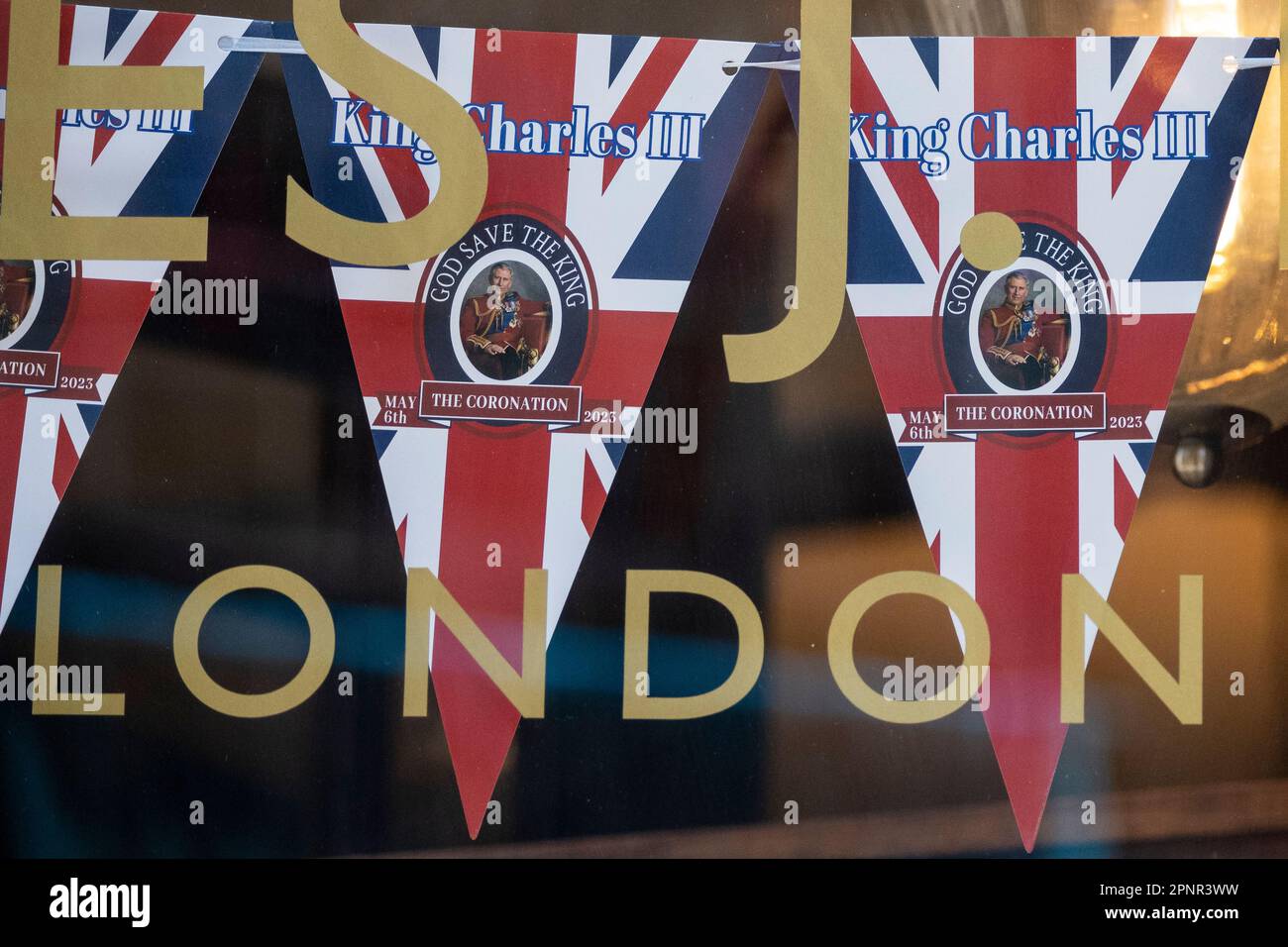 Londra, Regno Unito. 20 aprile 2023. Decorazioni correlate all'incoronazione in un negozio di sigari a St James prima dell'incoronazione di re Carlo III il 6 maggio. Credit: Stephen Chung / Alamy Live News Foto Stock