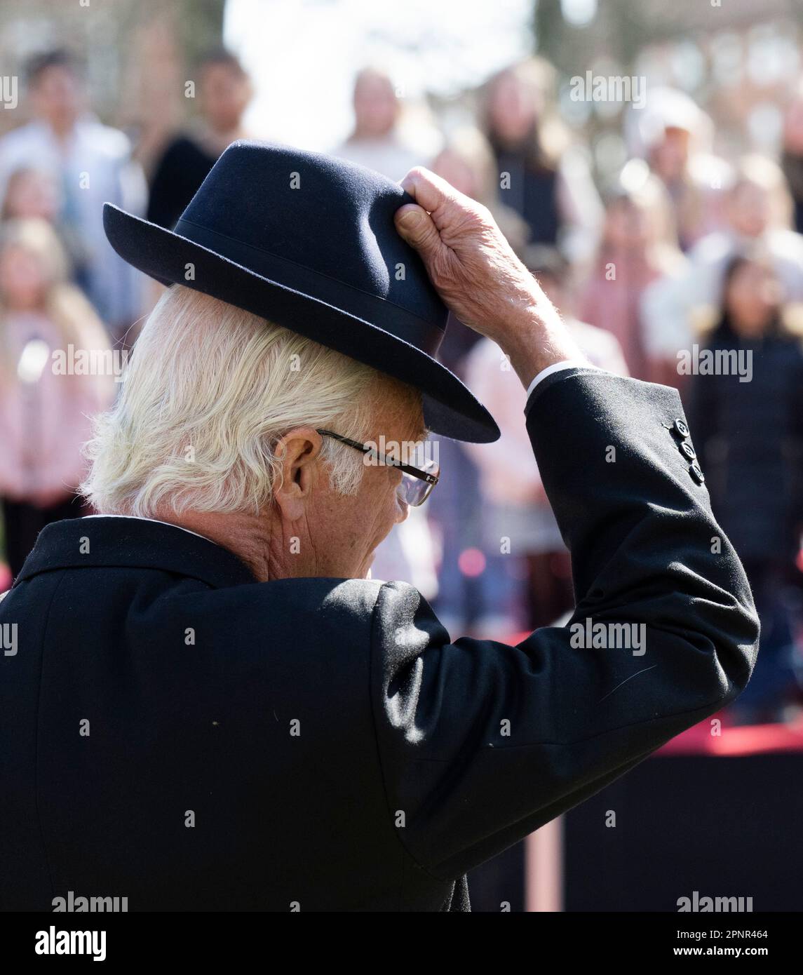 KARLSKRONA, Svezia. , . Re Carl Gustaf alza il cappello nel Parco dell'Ammiragliato di Karlskrona. Il re Carlo XVI Gustaf e la regina Silvia visitarono Karlskrona giovedì in occasione della celebrazione dei 50 anni del re sul trono. Foto: Johan Nilsson/TT/Code 50090 Credit: TT News Agency/Alamy Live News Foto Stock