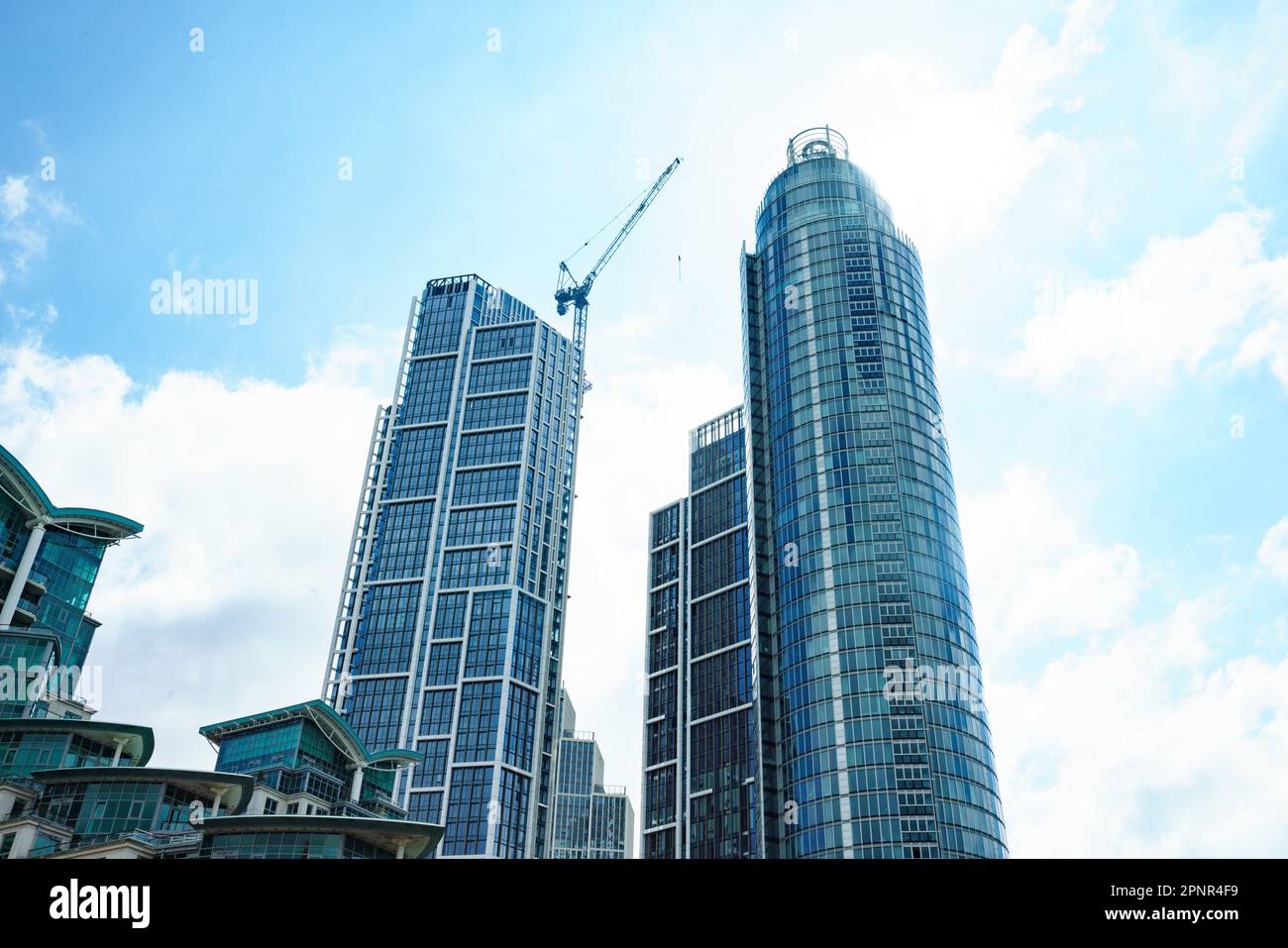 St Georges Wharf Tower, fiancheggiata da altri edifici contenenti uffici, residenze e ristoranti. Costruito dal gruppo Berkley. Foto Stock