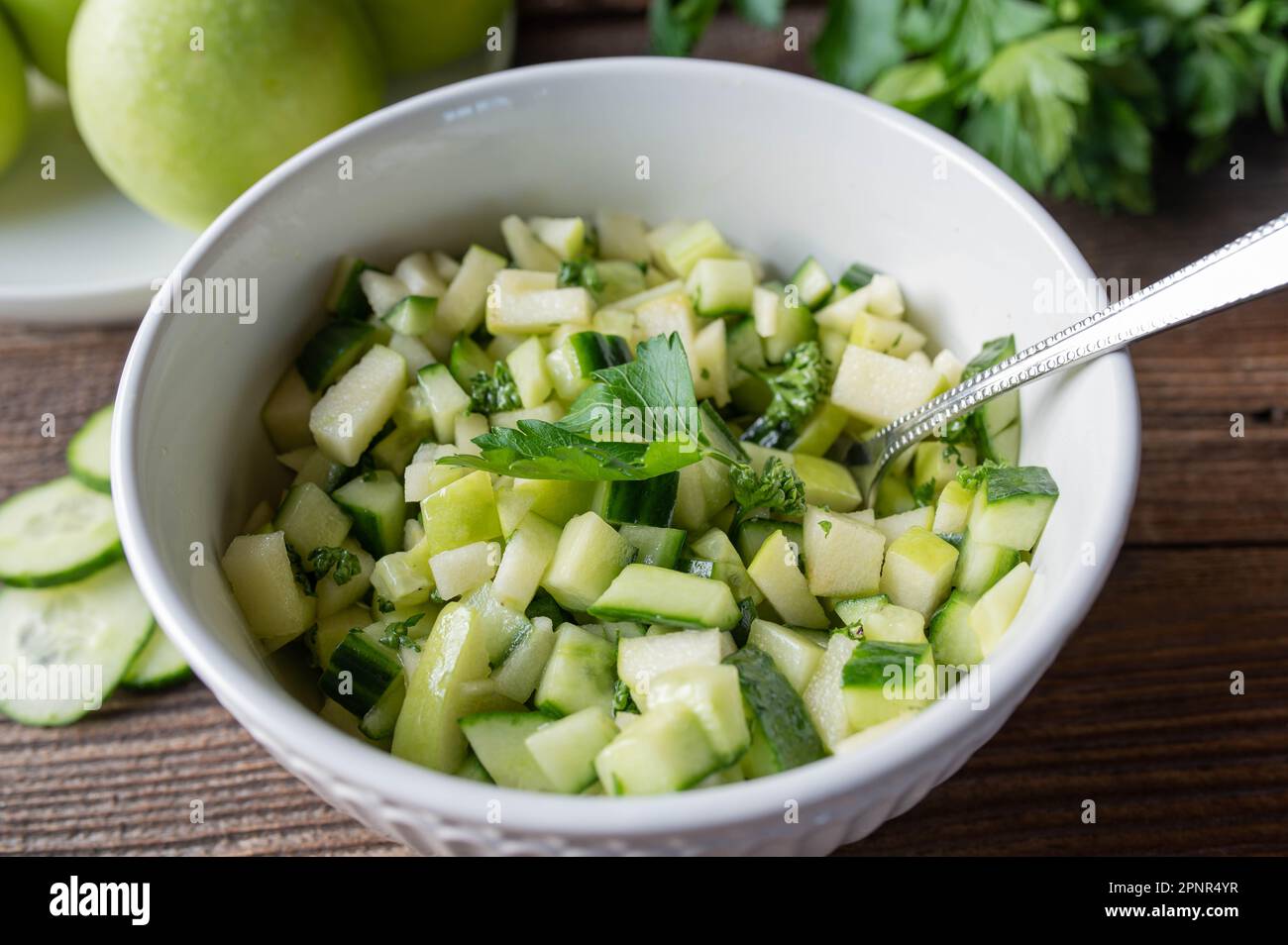 Disintossicazione con cetriolo marinato, insalata di mele verdi in una ciotola Foto Stock
