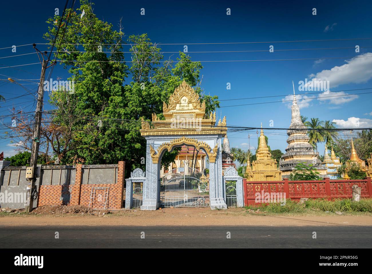 Esterno pagoda tempio buddista a Chhlong vicino a Kratie in cambogia Foto Stock