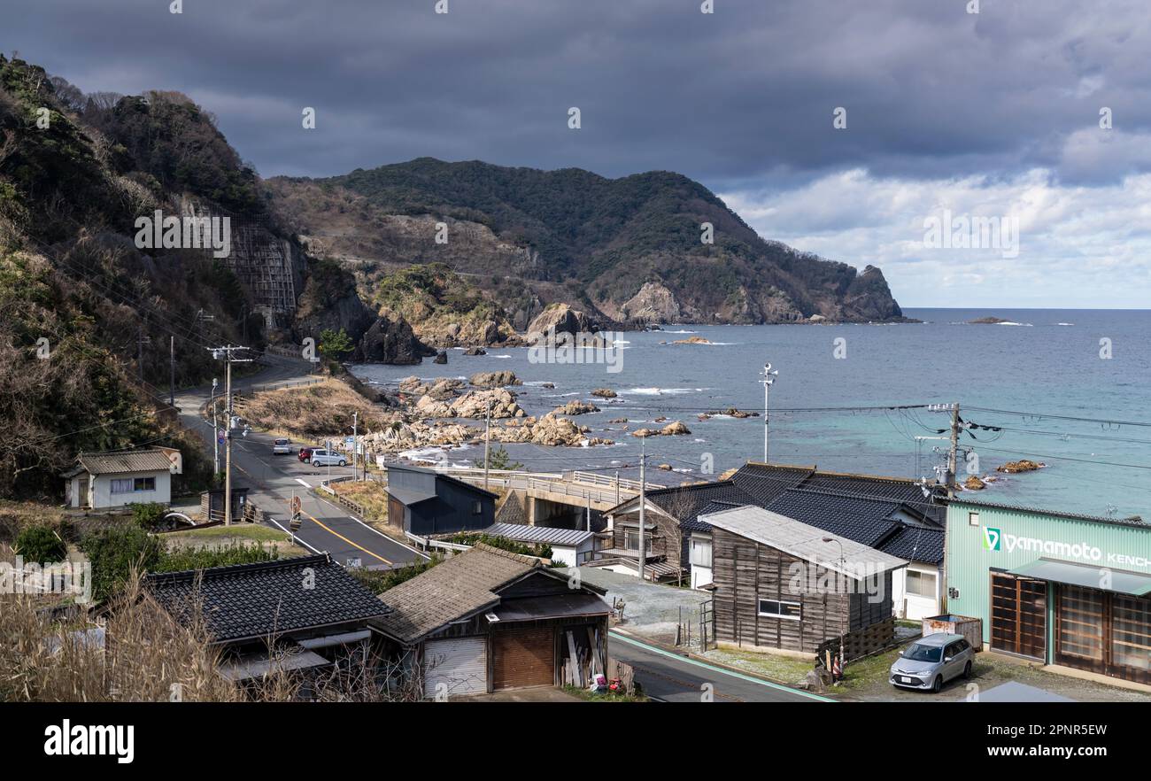 Il mare del Giappone costa visto da un treno sulla linea principale di Sanin a Toyooka, Prefettura di Hyogo, Giappone. Foto Stock