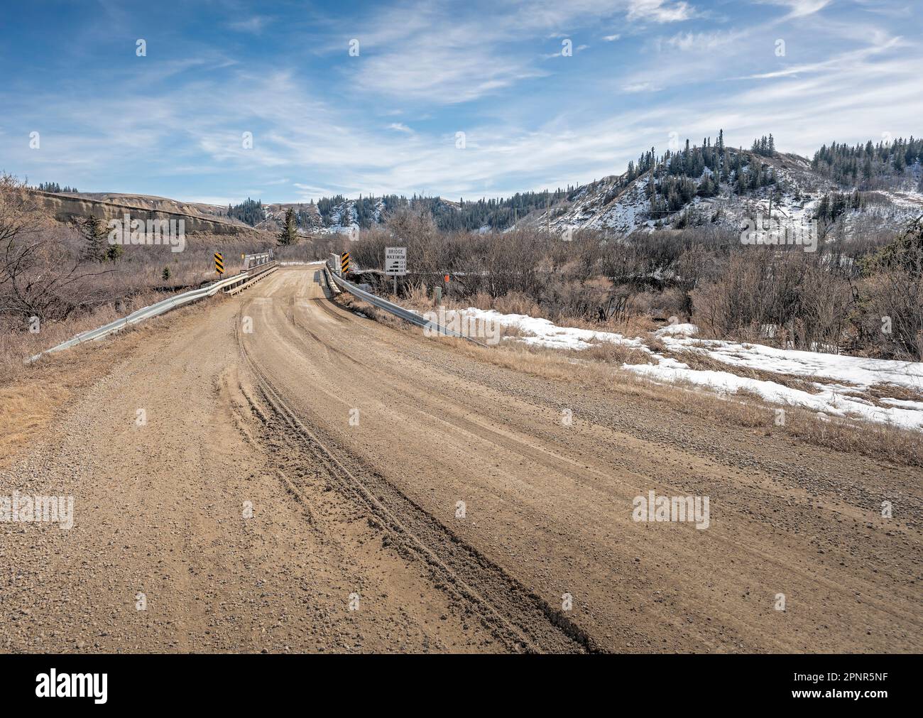 Strada di ghiaia che attraversa il fiume Rosebud nella città fantasma di Beynon, Alberta, Canada Foto Stock
