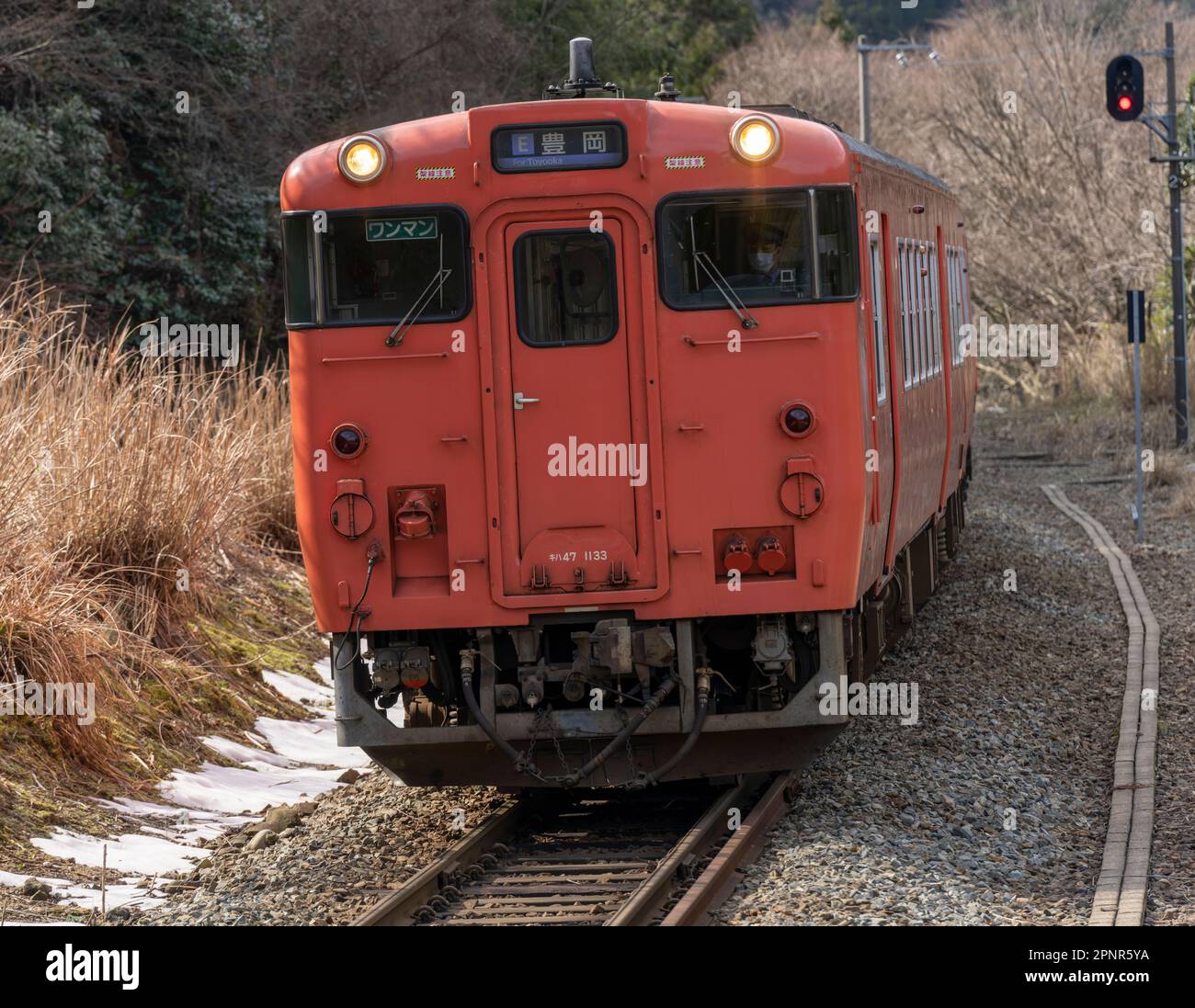 Un treno della serie 47 JR West KiHa che si avvicina alla stazione di Amarube sulla linea principale di Sanin nella prefettura di Hyogo, Giappone. Foto Stock