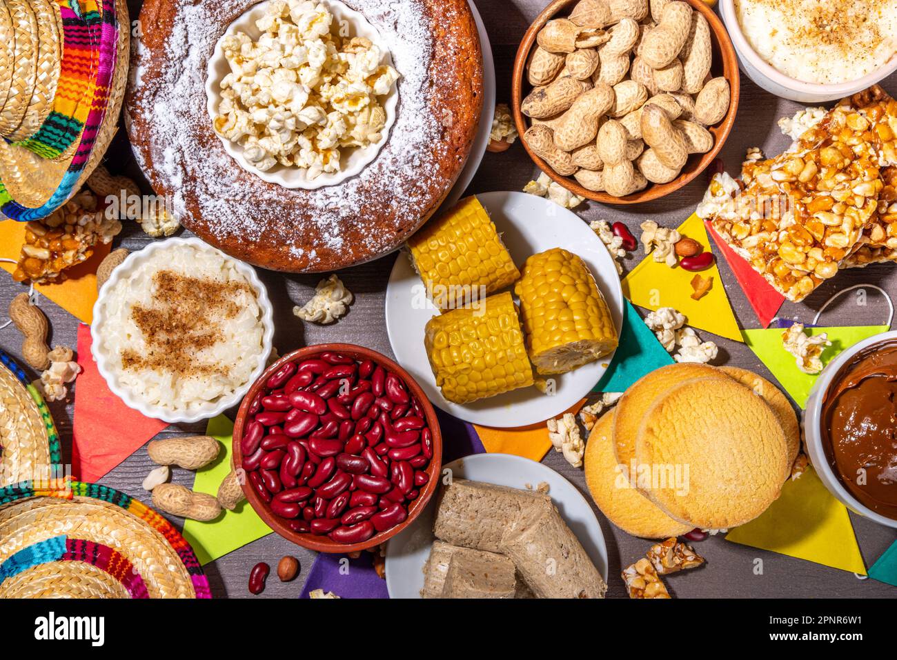 Tradizionale Festa Junina Summer Festival Carnival Food. Tradizionale brasiliano Festa Junina piatti e snack - popcorn, arachidi, torta di mais, fagioli, cuoco Foto Stock