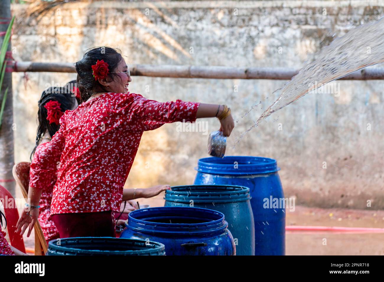 20 aprile 2023, Bazar di Cox, Chattogram, Bangladesh: Le comunità di Rakhine celebrano ''Shangrain'', popolarmente conosciuta come il festival dell'acqua nel Bazar di Cox. Le comunità indigene si riuniscono e si impegnano in giochi d'acqua per purificare tutti i dolori e la disperazione lasciati dall'anno che passa in occasione dell'accoglienza del nuovo anno, noto anche come Sangrain. Il festival, che proseguirà per tre giorni, saluta l'anno precedente e dà il benvenuto al nuovo anno. La credenza tradizionale è che un passato cupo e unsavory può essere lavato via con un inizio fresco nel prossimo. (Credit Image: © MD Foto Stock