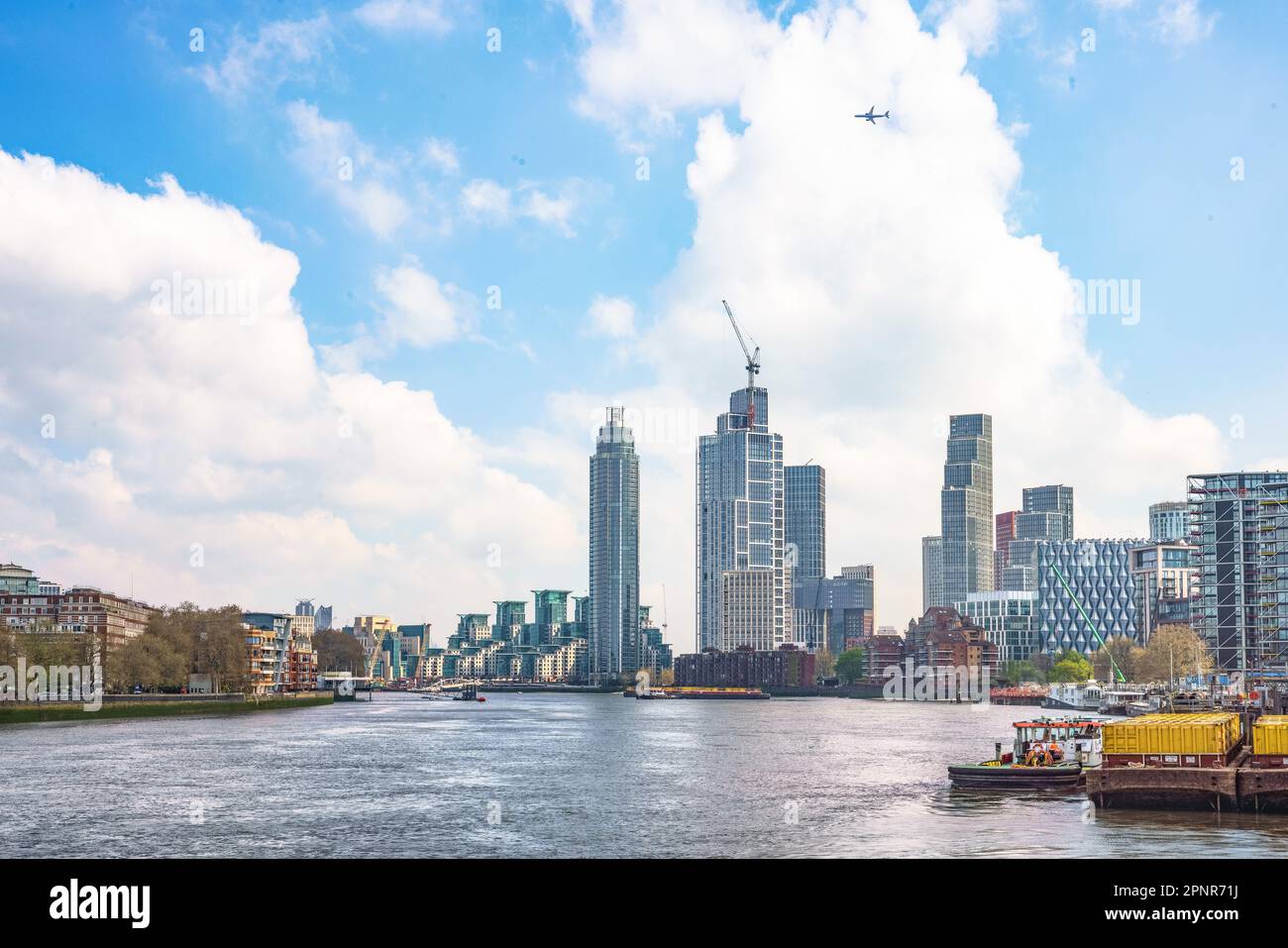 Lo skyline di Londra (Regno Unito) visto dalla centrale di Battersea: La Torre e gli appartamenti residenziali a sinistra a St Georges Wharf (sponda sud). Foto Stock