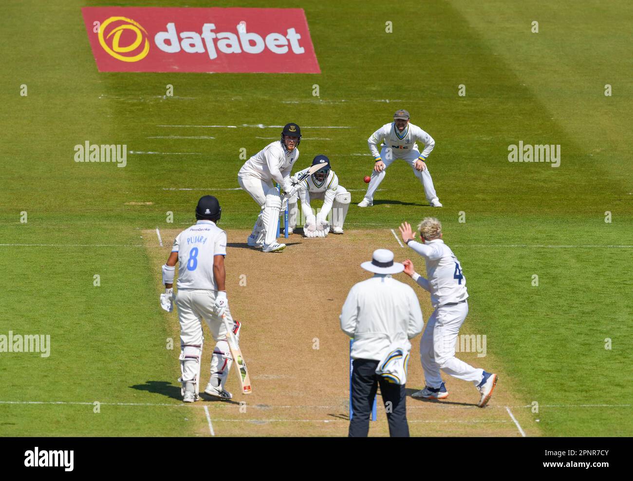 Hove UK 20th Aprile 2023 - Tom Alsop battendo per il Sussex contro lo Yorkshire durante la partita di cricket LV= Insurance County Championship al 1st Central County Ground di Hove : Credit Simon Dack /TPI/ Alamy Live News Foto Stock