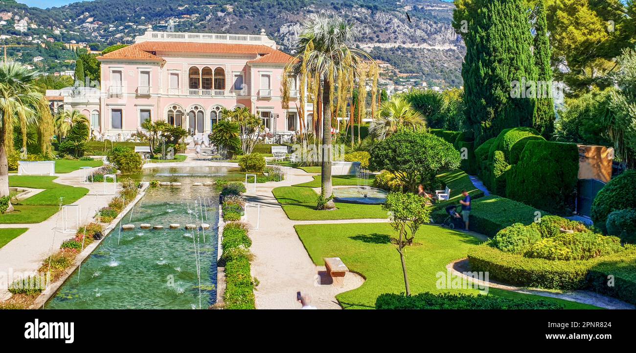 Giardino francese di Villa e giardini Ephrussi de Rothschild a Saint-Jean-Cap-Ferrat Villa, fontane e stagno, palme e cipressi e g Foto Stock