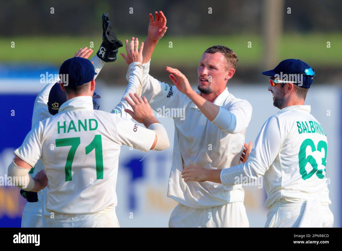 Galle, Sri Lanka. 16th aprile 2023. Benjamin White, in Irlanda, festeggia con i compagni di squadra durante il 1st° giorno della partita di cricket di prova del 1st tra Sri LAN Foto Stock