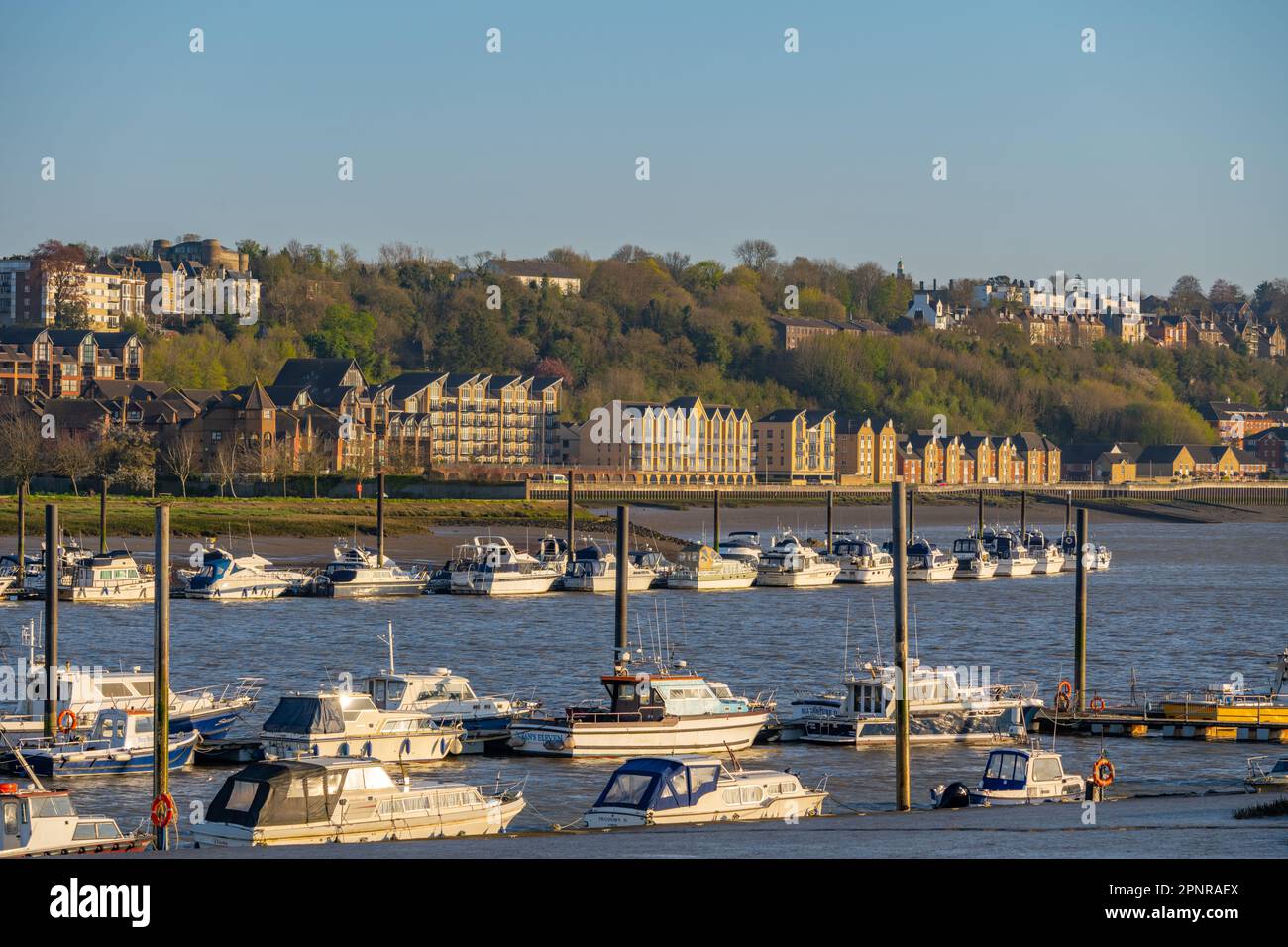 Riverside alloggio sulle rive del fiume Medway a Rochester Kent con barche ormeggiate sul Medway Foto Stock