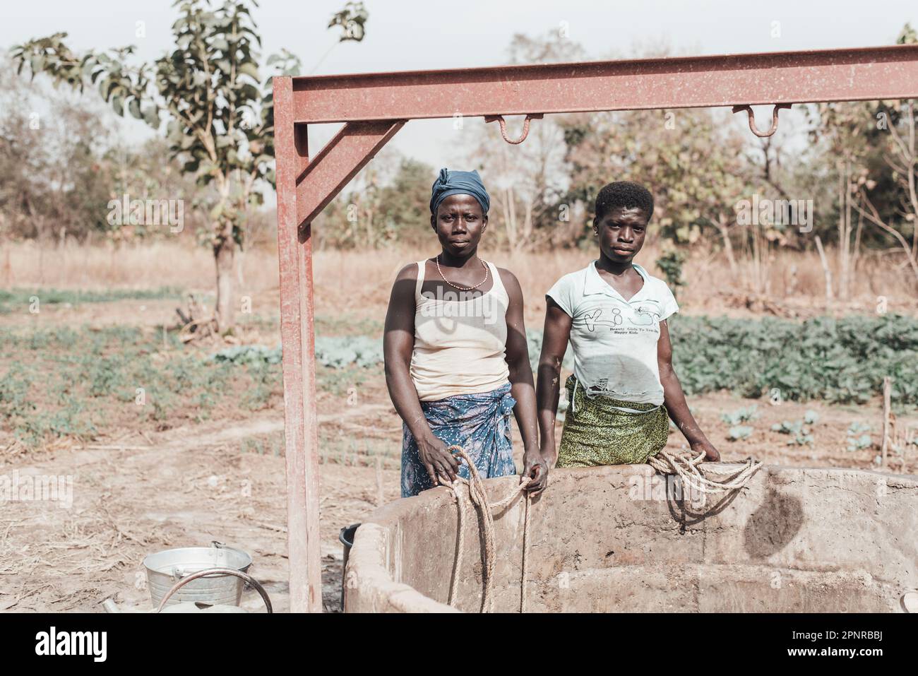 Ouagadougou, Burkina Faso. Dicembre 2017. Alcuni momenti di lavoro in una cooperativa agricola vicino alla capitale, dove l'acqua è di solito scarsa Foto Stock
