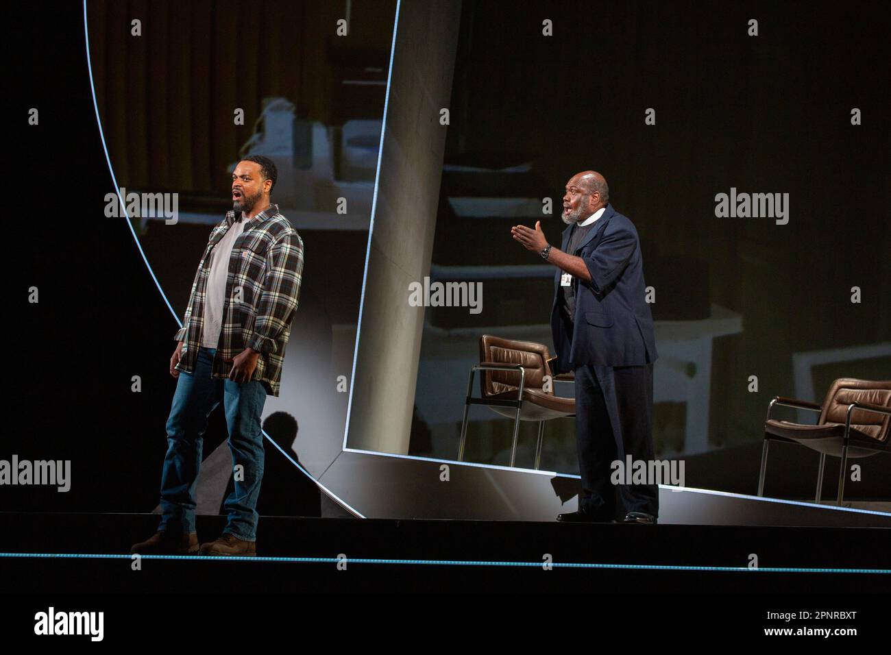 l-r: Kenneth Kellogg (il Padre), Ronald Samm (il reverendo) in apertura BLU presso l'English National Opera (ENO), London Coliseum, Londra WC2 20/04/2023 musica: Jeanine tessuti libretto: Tazewell Thompson Direttore: Matthew Kofi Waldren Set & Costume design: Alex lode video design: Ravi Deepres illuminazione: James Farninson griglia: Inchorebe regista: Tinuke Craig Foto Stock