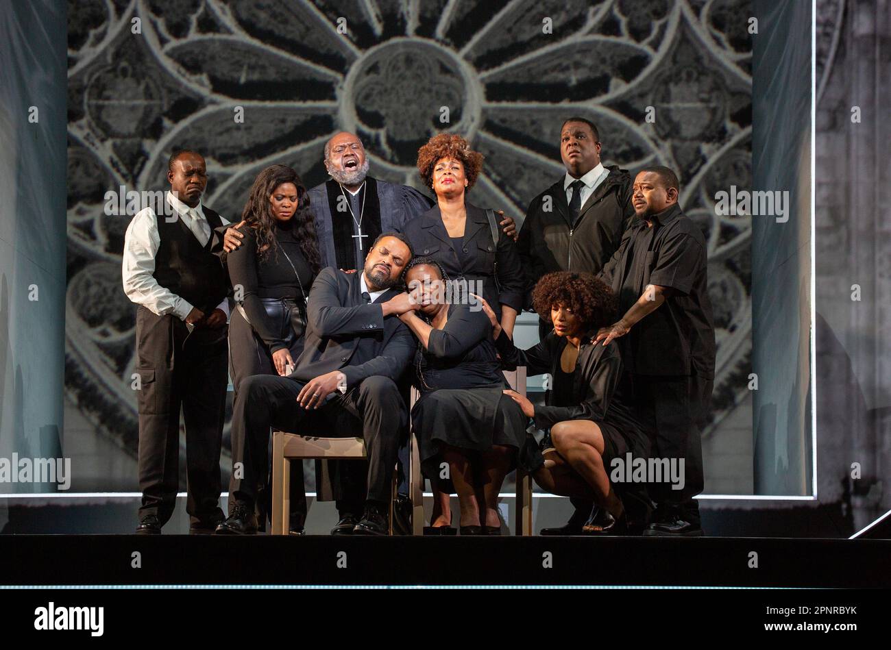 l-r: Rheinaldt Tshepo Moagi (Congregant 2), Chanáe Curtis (Congregant 1), Ronald Samm (il reverendo), Kenneth Kellogg (il Padre), Nadine Benjamin (la Madre), Sarah-Jane Lewis (ragazza 2), Igregnu Münch (Congregant 3), John Gyanisey Colum, Londra 3, Congrey Opera, Londra, Congeat 1 Londra WC2 20/04/2023 musica: Jeanine tessuti libretto: Tazewell Thompson direttore: Matthew Kofi Waldren Set & Costume design: Alex lode video design: Ravi Deepres illuminazione: James Farncombe coreografia: Ingrid Mackinson regista: Tinuke Foto Stock