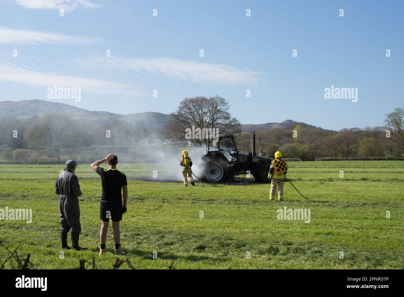 Il servizio antincendio e di soccorso del Galles del Nord ha messo fuori un incendio del trattore, tal-Y-Cafn Conwy Valley.April 21 2023 Foto Stock