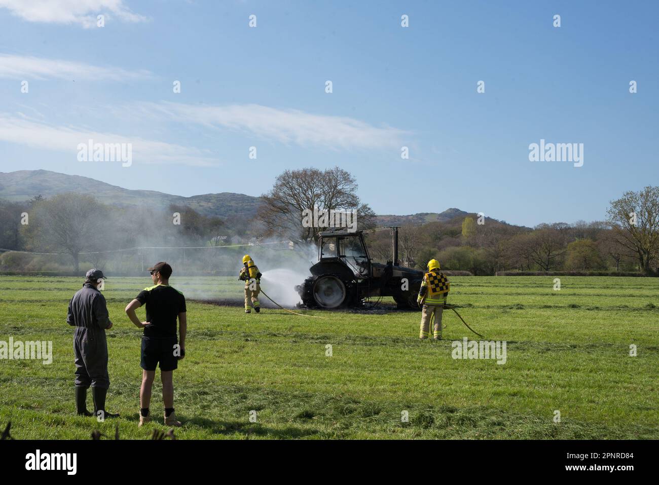 Il servizio antincendio e di soccorso del Galles del Nord ha messo fuori un incendio del trattore, tal-Y-Cafn Conwy Valley.April 21 2023 Foto Stock