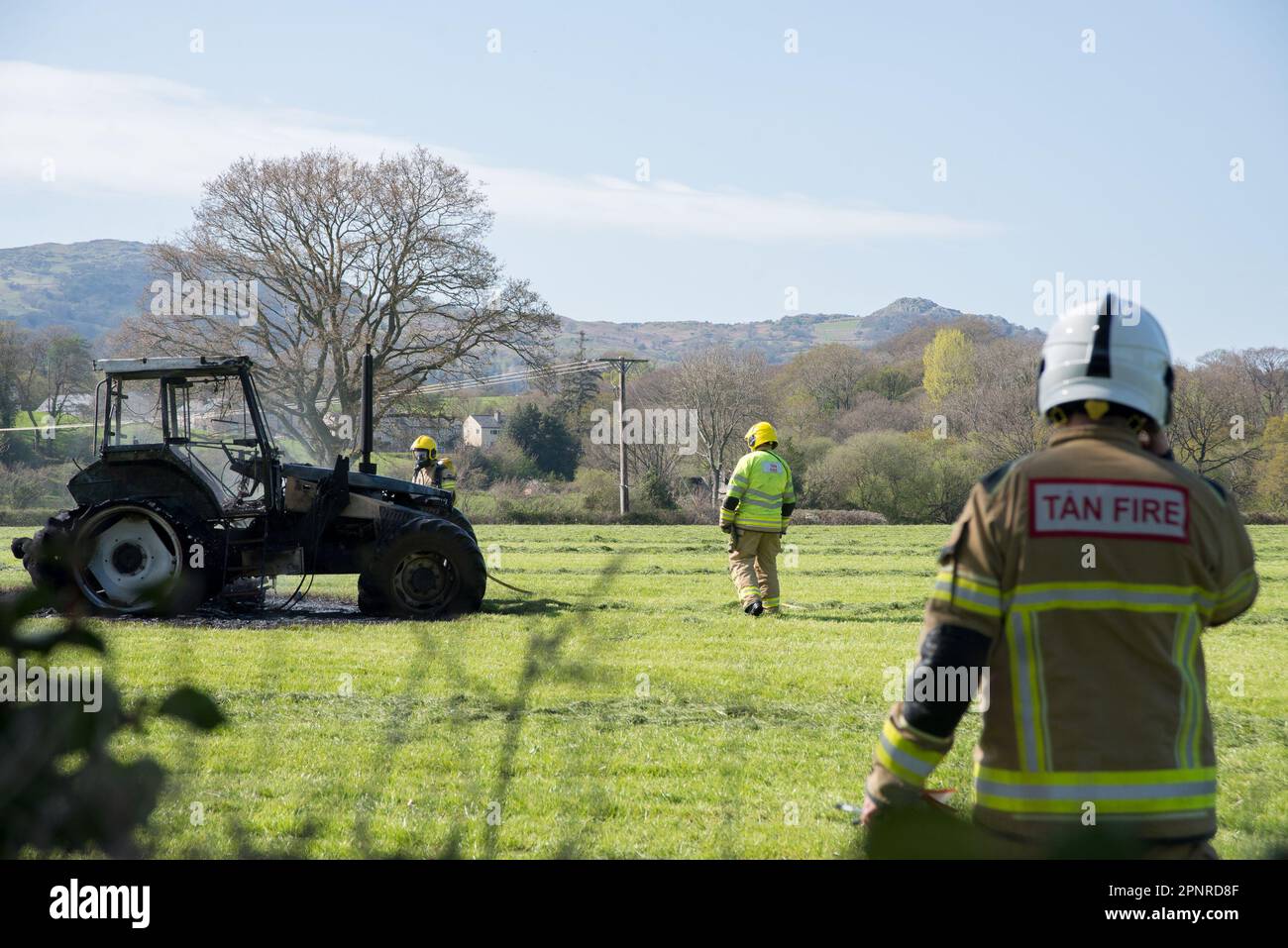 Il servizio antincendio e di soccorso del Galles del Nord ha messo fuori un incendio del trattore, tal-Y-Cafn Conwy Valley.April 21 2023 Foto Stock