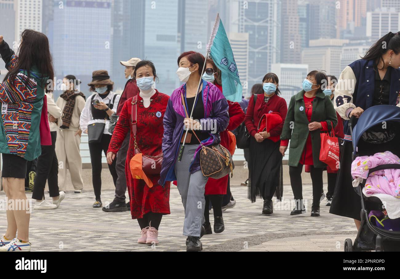 I turisti della terraferma sono visti all'Avenue of Stars in Tsim Sha Tsui. 29MAR23 SCMP/Yik Yeung-man Foto Stock