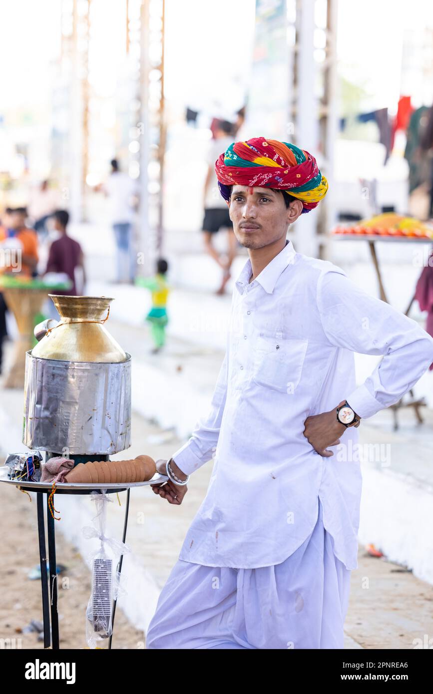 Pushkar, India - ottobre 2022: Fiera di Pushkar, Ritratto di un vecchio maschio rajasthani con abiti tradizionali bianchi e turbano colorato al terreno fieristico di pushkar Foto Stock