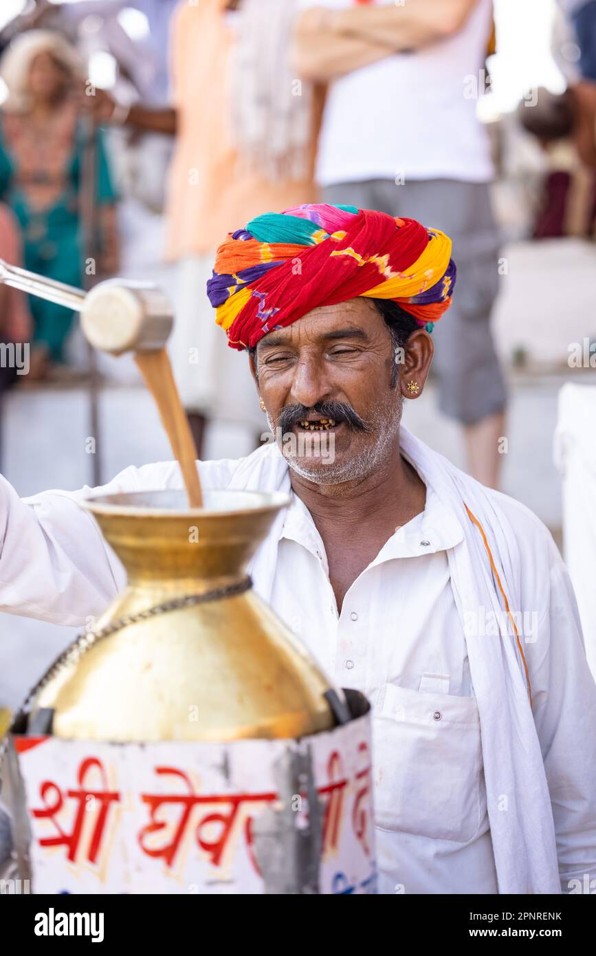 Pushkar, India - ottobre 2022: Fiera di Pushkar, Ritratto di un vecchio maschio rajasthani con abiti tradizionali bianchi e turbano colorato al terreno fieristico di pushkar Foto Stock