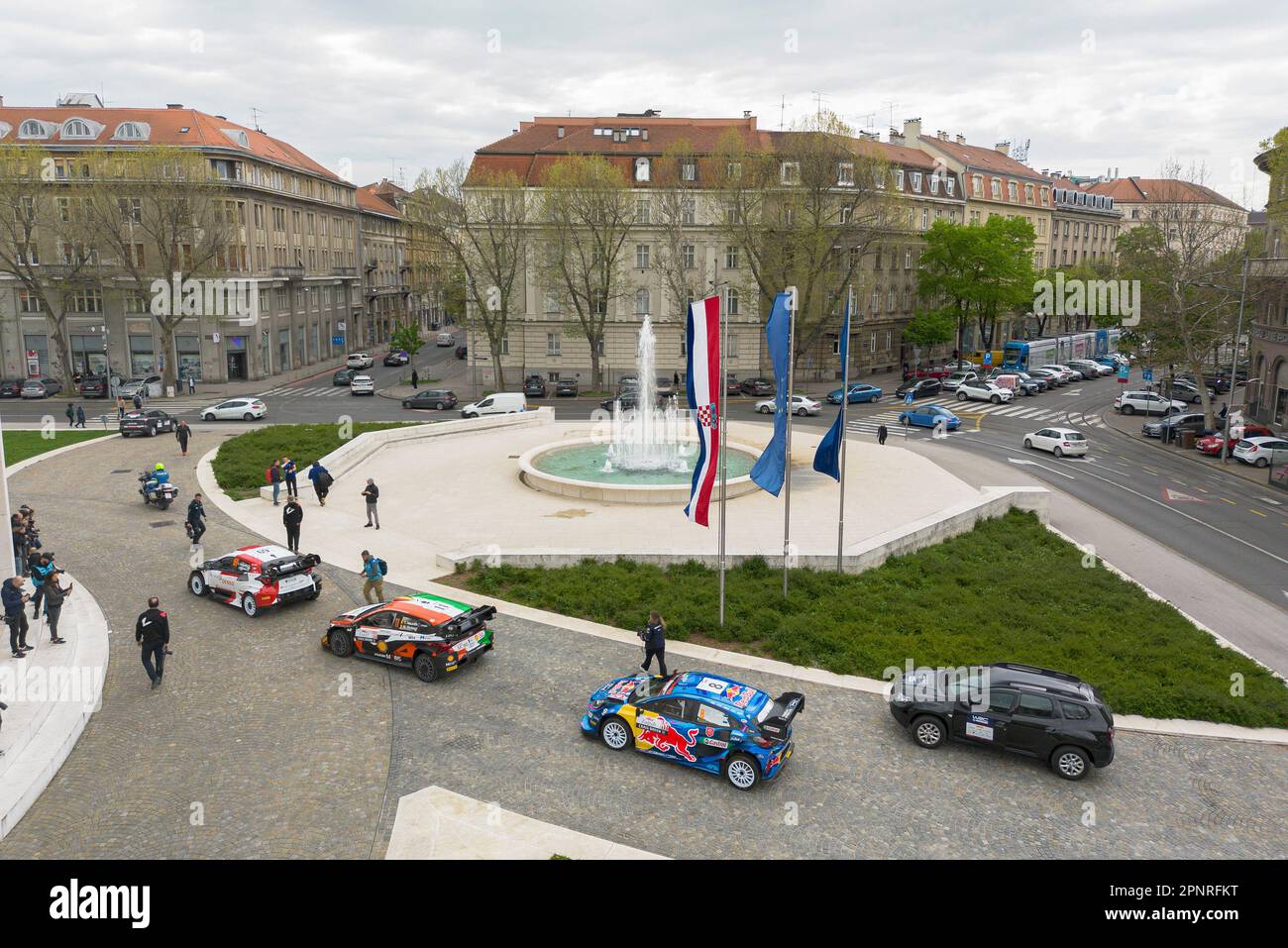 Zagabria, Croazia. 19th Apr, 2023. Una foto dron mostra auto da corsa WRC parcheggiate durante un evento mediatico come parte del WRC Croazia 2023 presso l'Associazione croata degli artisti visivi (HDLU) a Zagabria, Croazia il 19 aprile 2023. Phoot: Luka Stanzl/PIXSELL Credit: Pixsell/Alamy Live News Foto Stock