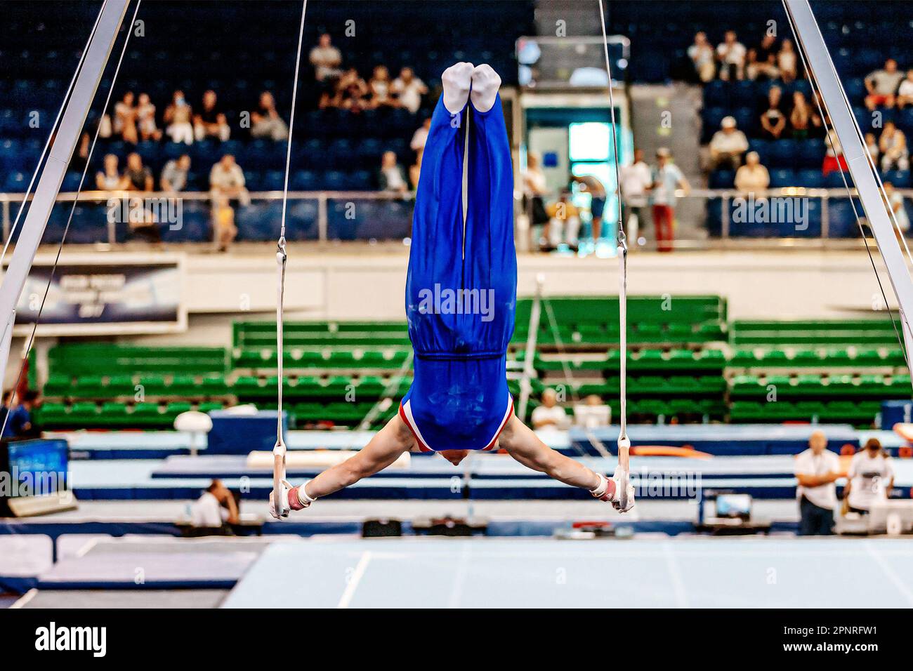 atleta ginnastica ring frame in ginnastica da campionato artistico, giochi sportivi estivi Foto Stock