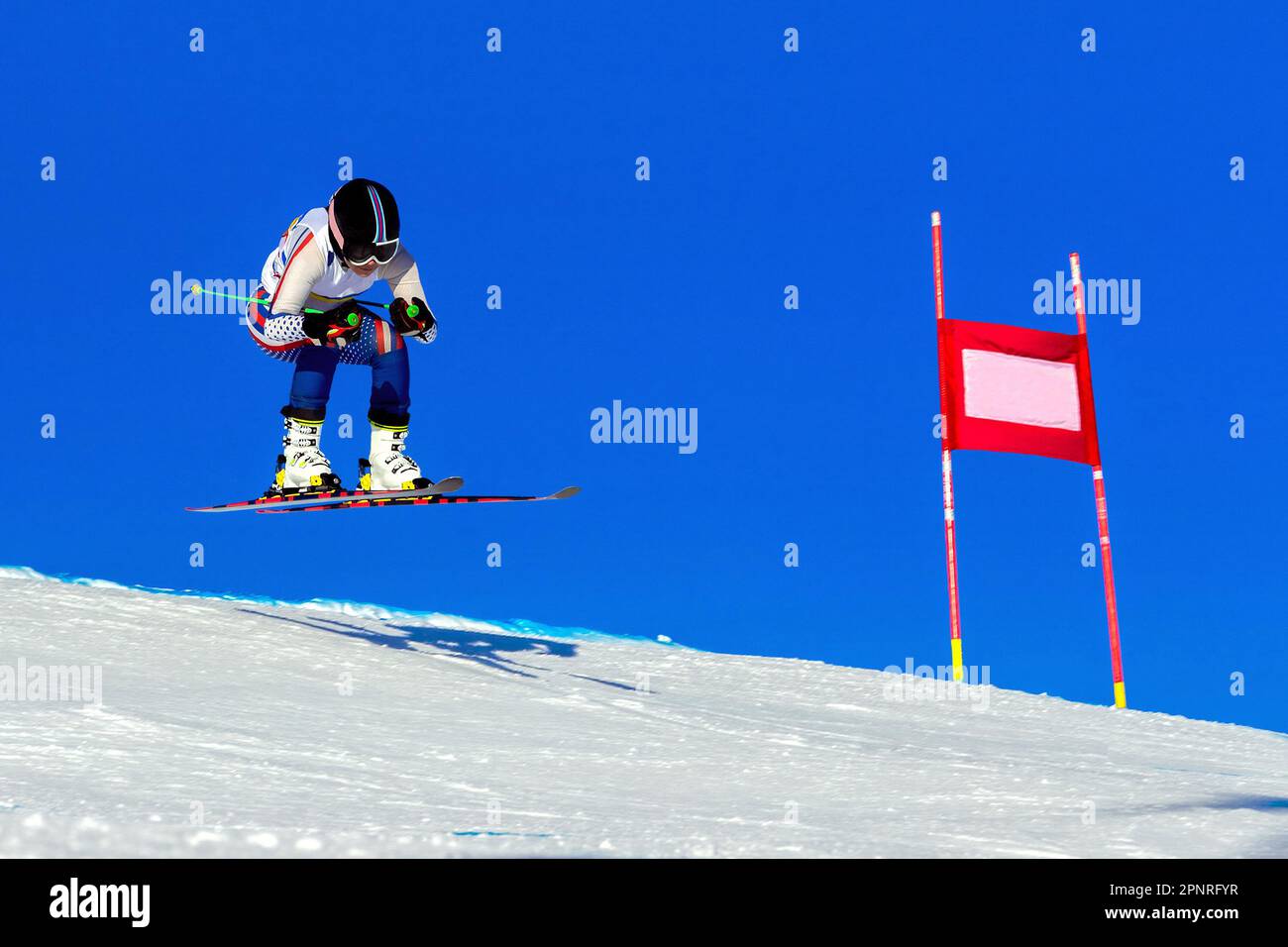 atleta sciatore femminile su pista da sci alpino, pista innevata su sfondo cielo blu, giochi di sport invernali Foto Stock