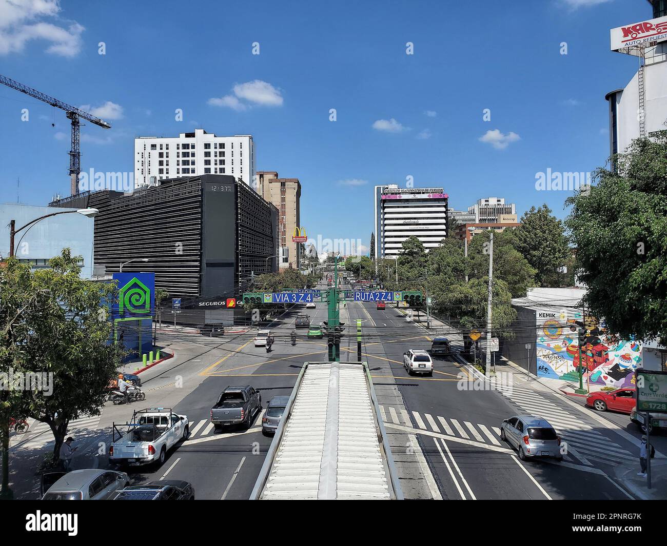 Vista sulla strada della zona 4, Città del Guatemala con traffico e persone Foto Stock