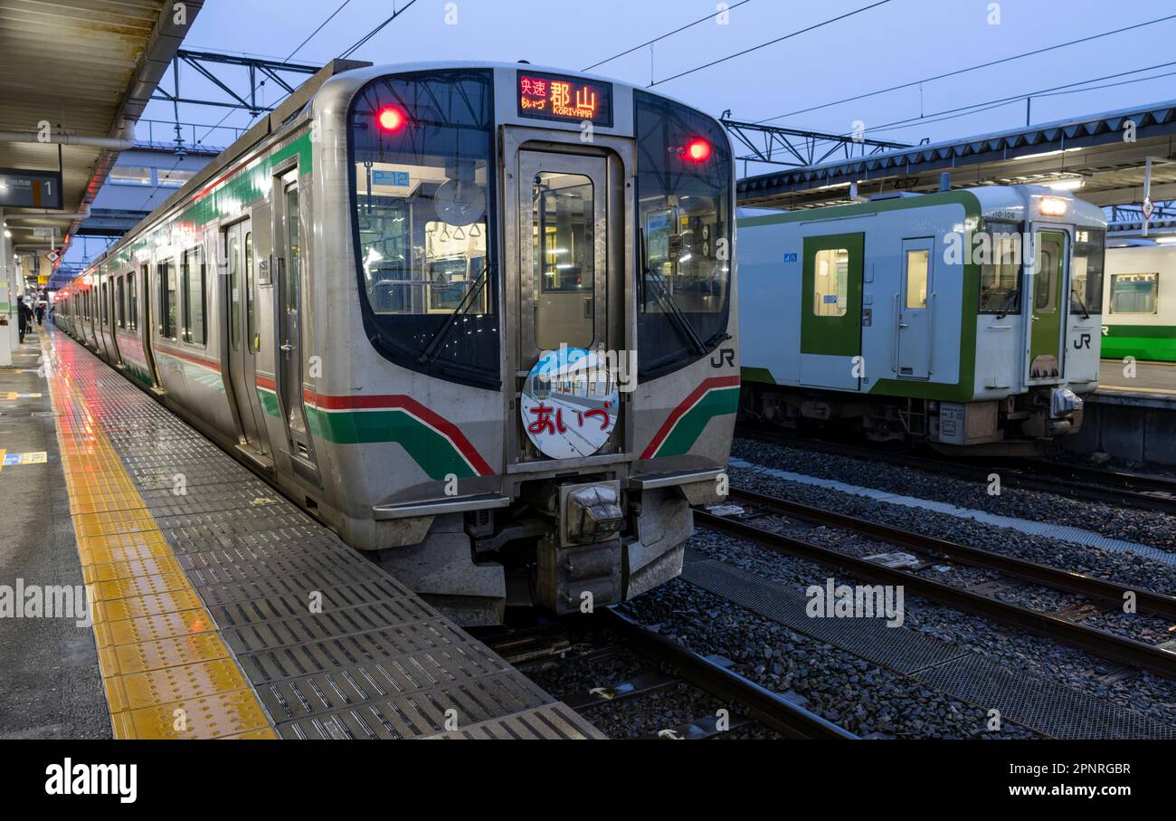 Un treno JR East E721 Series alla stazione di Aizu-Wakamatsu nella prefettura di Fukushima, Giappone. Foto Stock