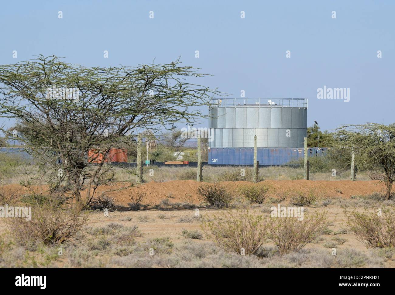 KENYA, Turkana, Lokichar, Tullow Oil Company, sito di esplorazione del greggio Ngamia 8, serbatoio di stoccaggio del petrolio Foto Stock