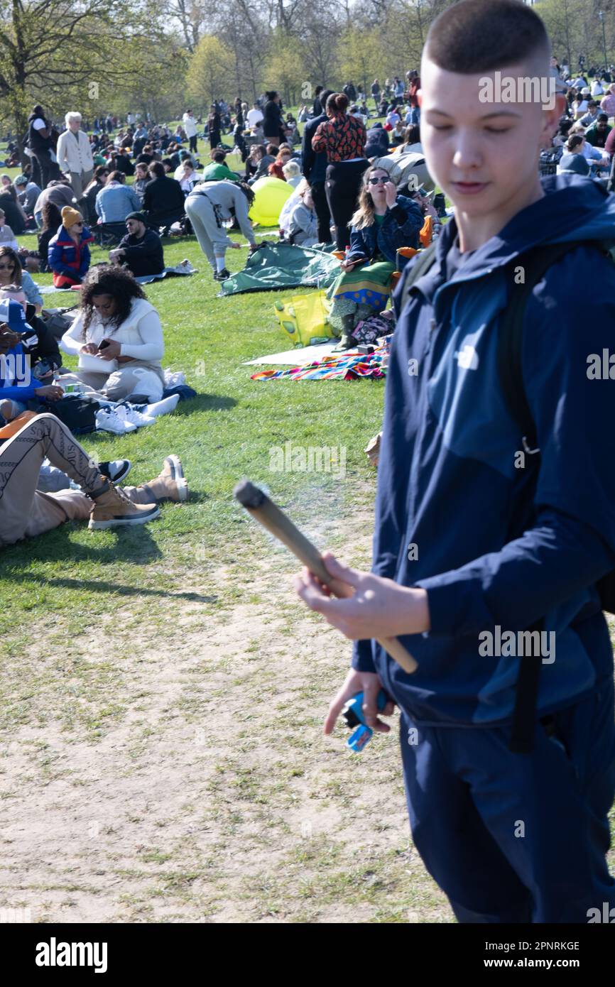 Londra, Regno Unito. 4th Apr, 2023. 420° giorno una celebrazione del fumo di marijuana a Hyde Park Londra il giorno è sia una protesta a sostegno della legalizzazione del fumo di cannabis sia una celebrazione del suo uso. Credit: Ian Davidson/Alamy Live News Foto Stock