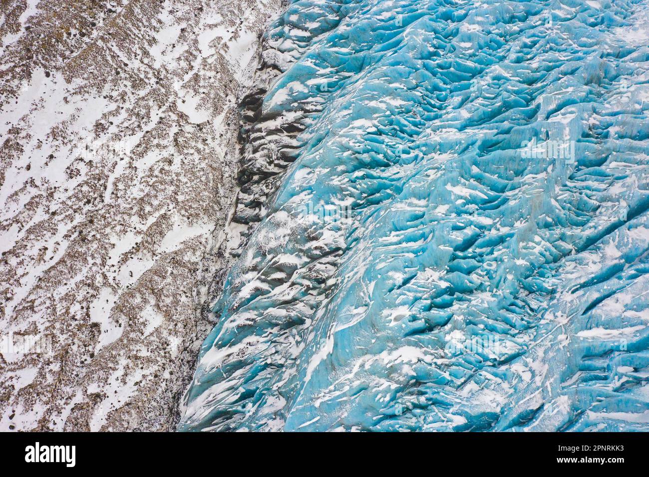 Crepacci nel ghiacciaio Falljökull / Falljoekull in inverno in Austurland, parte di Vatnajökull / Vatnajoekull, il più grande cappuccio di ghiaccio in Islanda Foto Stock