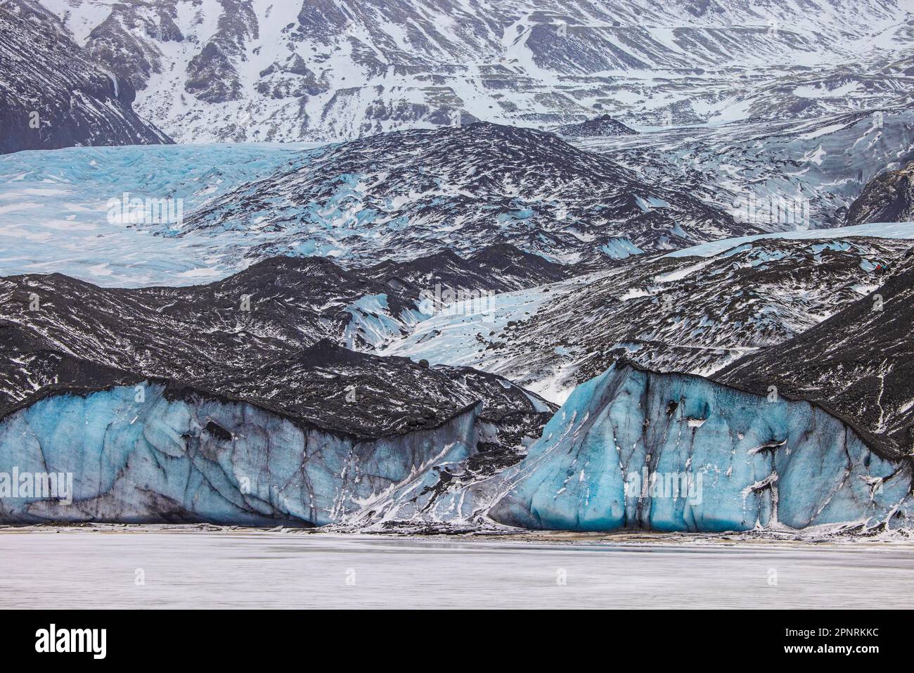 Ghiacciaio Falljökull / Falljoekull in Austurland parte di Vatnajökull, il più grande cappuccio di ghiaccio in Islanda diventa nero a causa delle deposizioni di carbonio e fuliggine Foto Stock